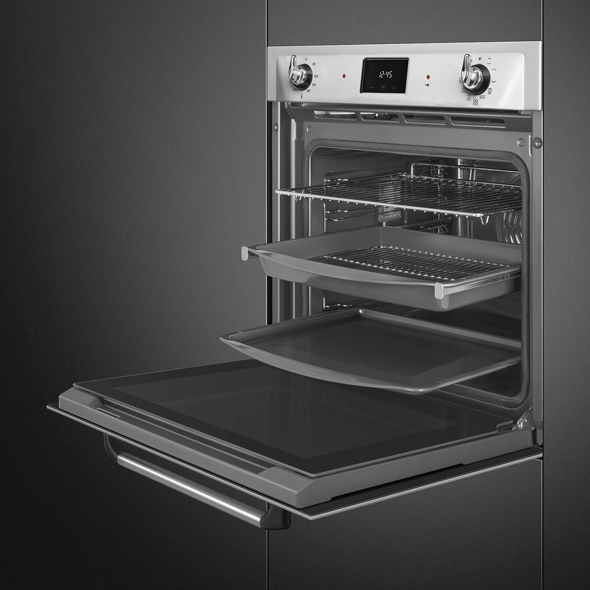Forno con porta aperta. Include griglie e vassoi. Design in acciaio inox e nero. Marchio Smeg.