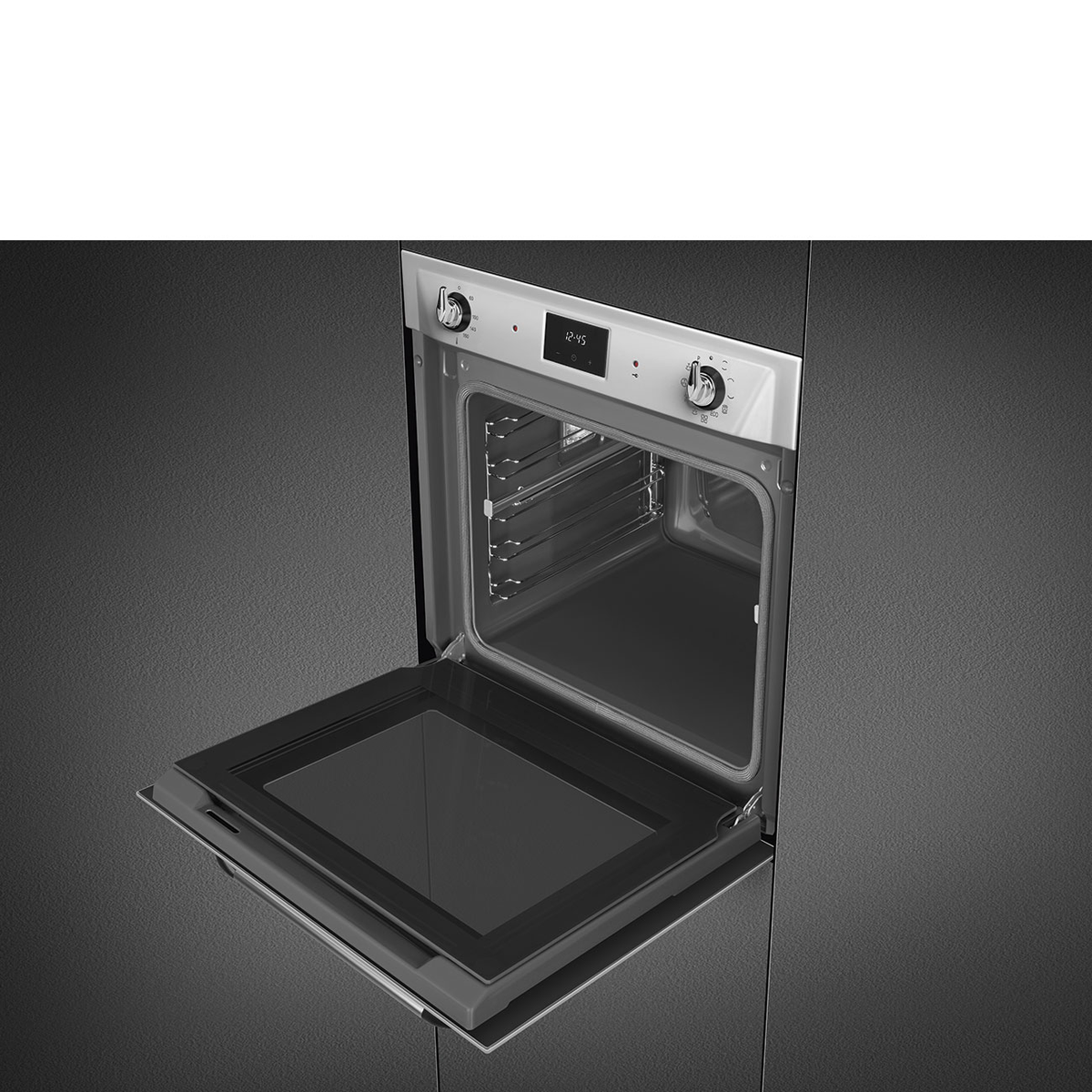 Un forno aperto con telaio in acciaio inox e porta in vetro, su sfondo grigio scuro.
