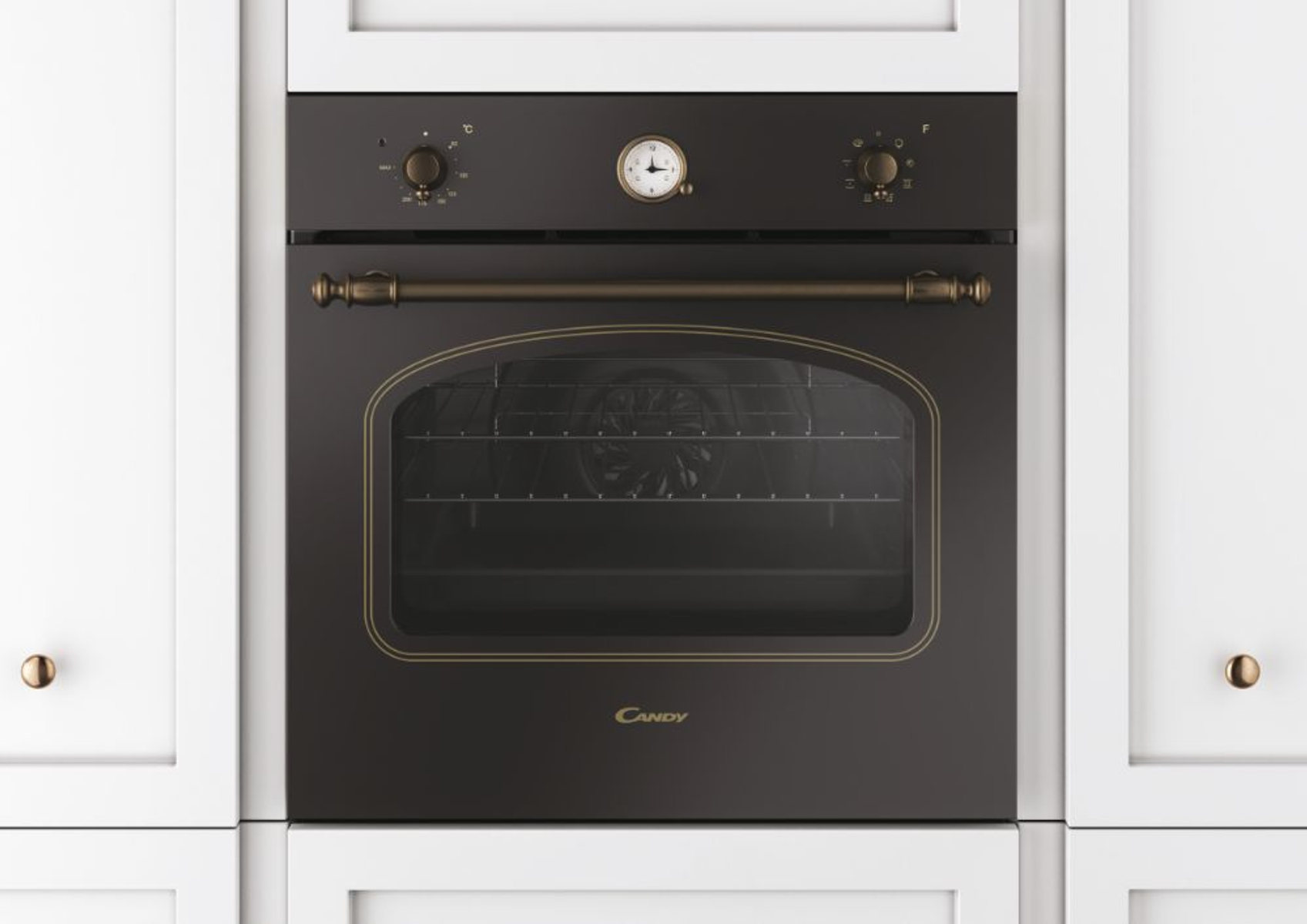 Un forno Candy in stile retrò con dettagli bronzo e ante bianche.