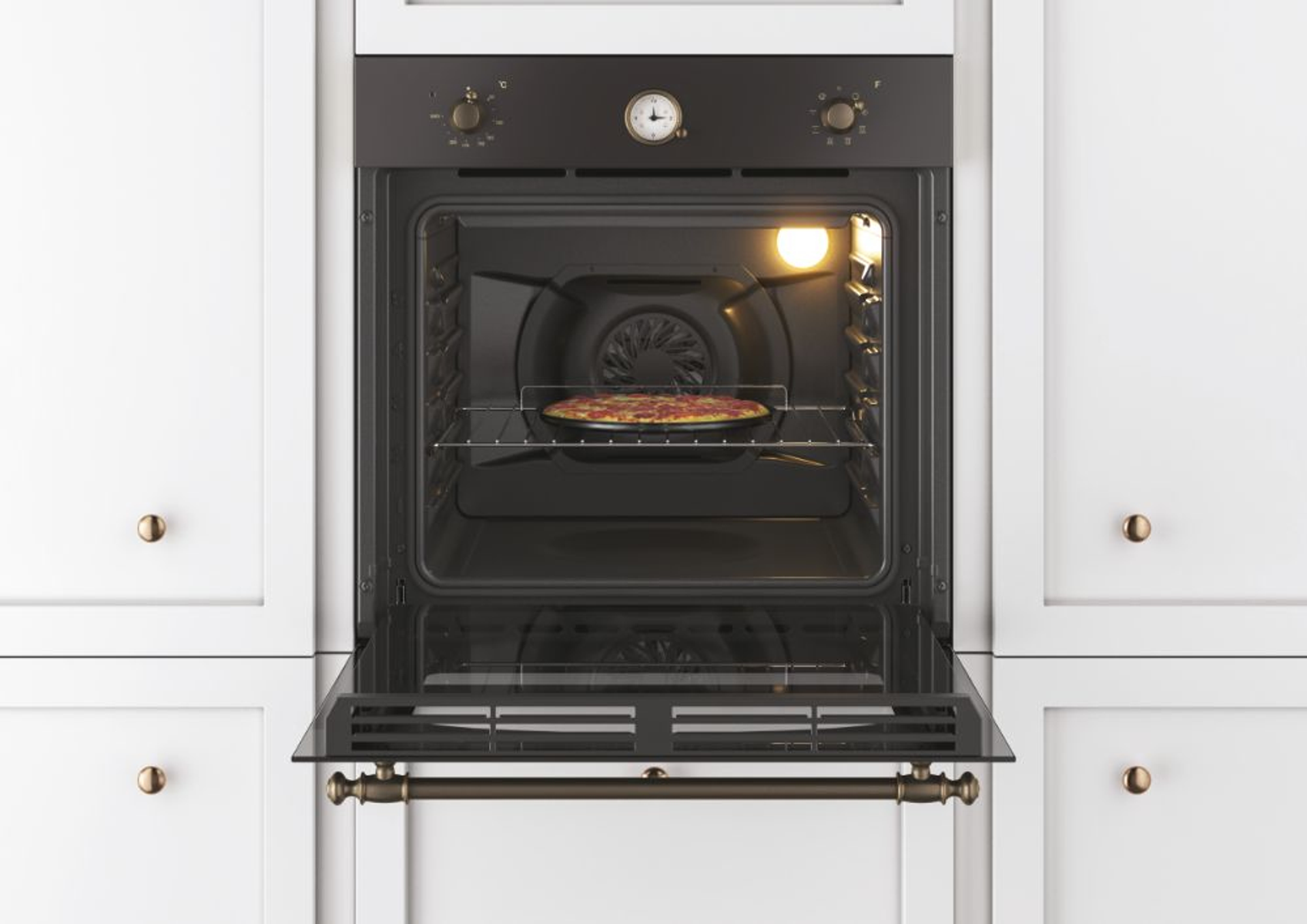 Un forno aperto con una pizza dentro. Il forno è bianco con la parte superiore nera e luce all'interno.