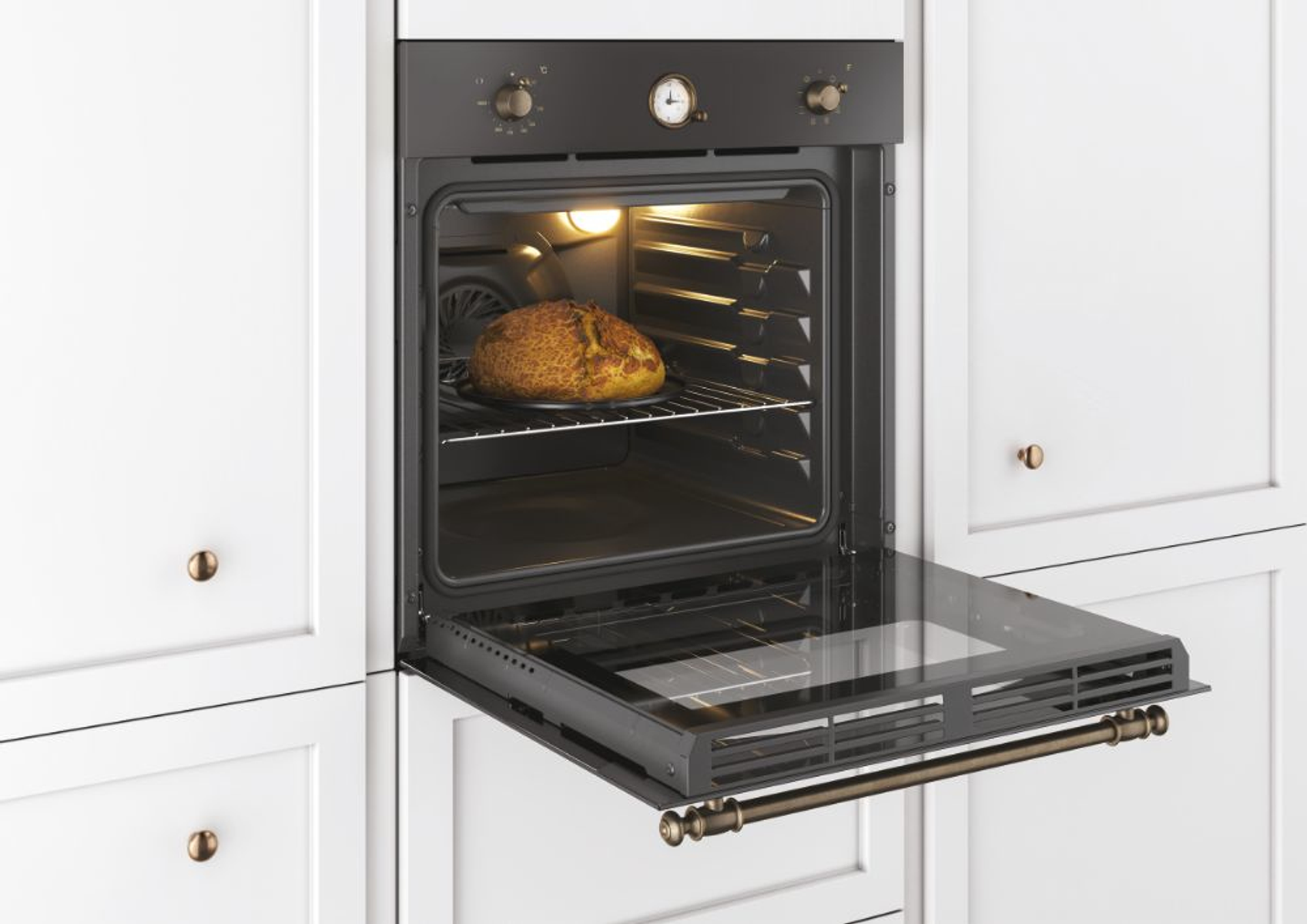 Forno con porta aperta, pane all'interno. Armadi bianchi sullo sfondo.