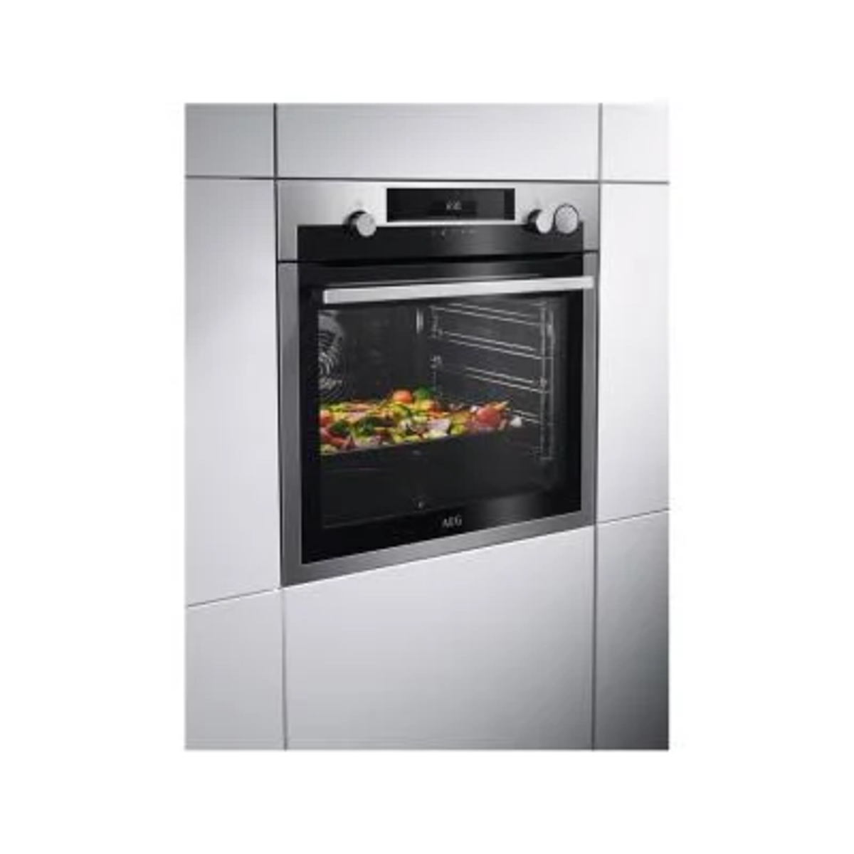 Horno con pantalla y controles. Dentro, comida. El horno es empotrado.