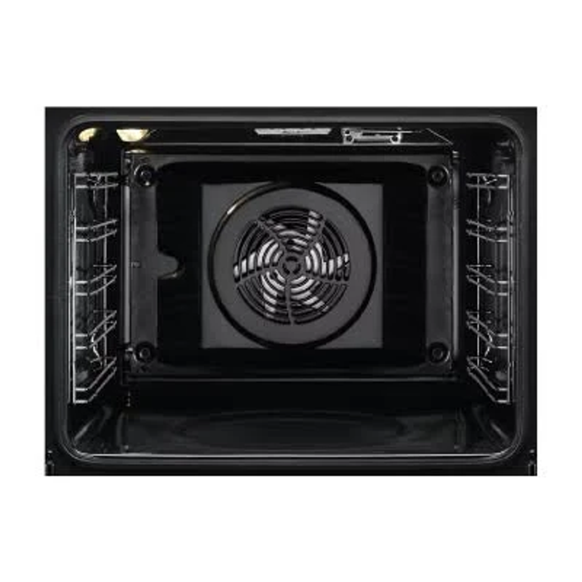 Vista interior de un horno con un ventilador y rejillas. El horno es negro.