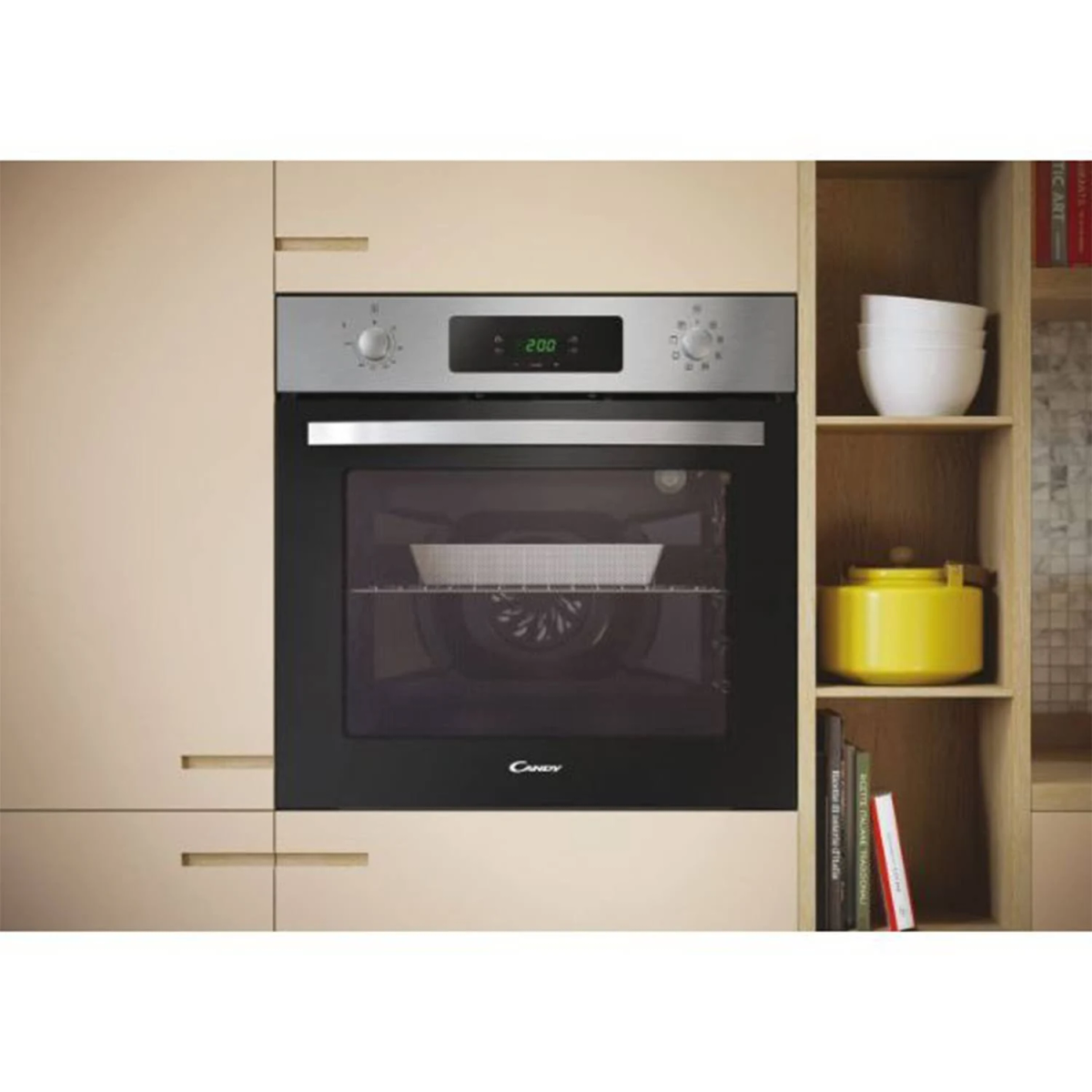 Forno con teglia bianca all'interno, integrato in una cucina con ripiani.