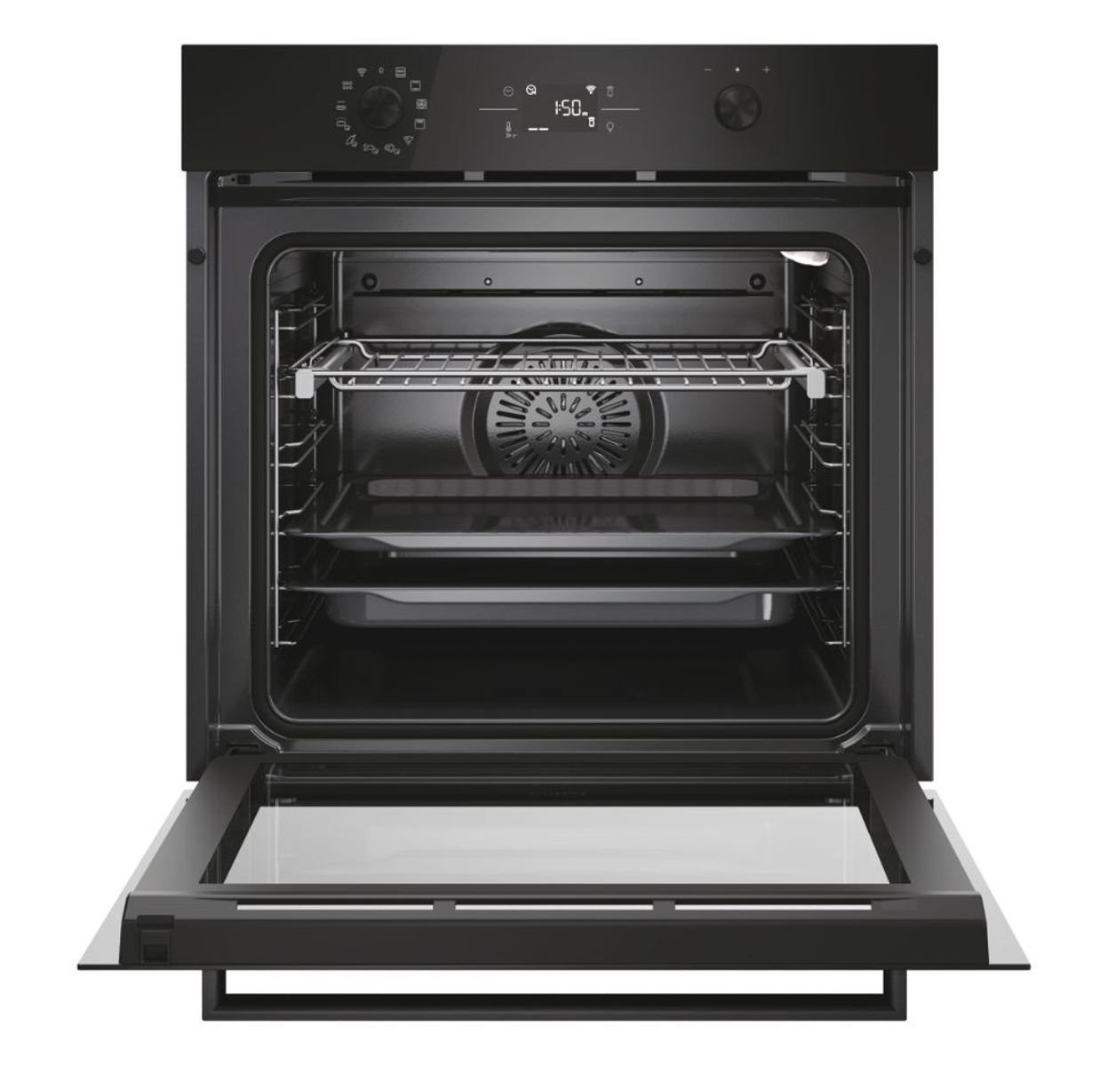 Horno negro abierto con rejillas y bandejas. La luz interior está encendida. Controles visibles arriba.