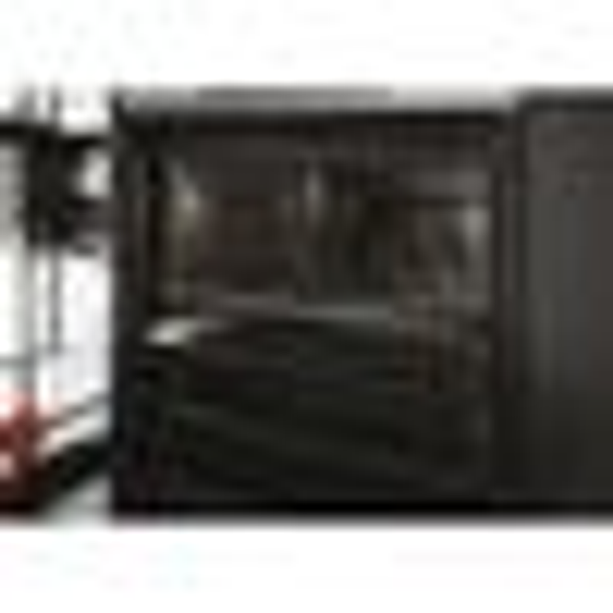 Primer plano de un horno con puerta negra. El horno está en un entorno de cocina.