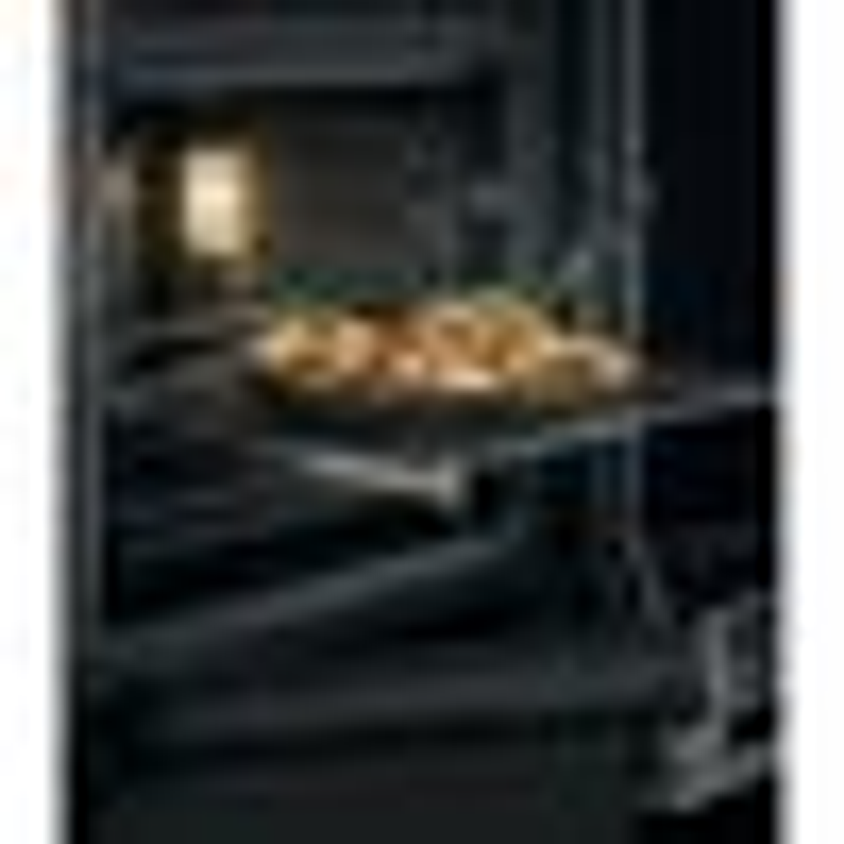 Interior del horno con comida en una rejilla. La puerta del horno está cerrada.