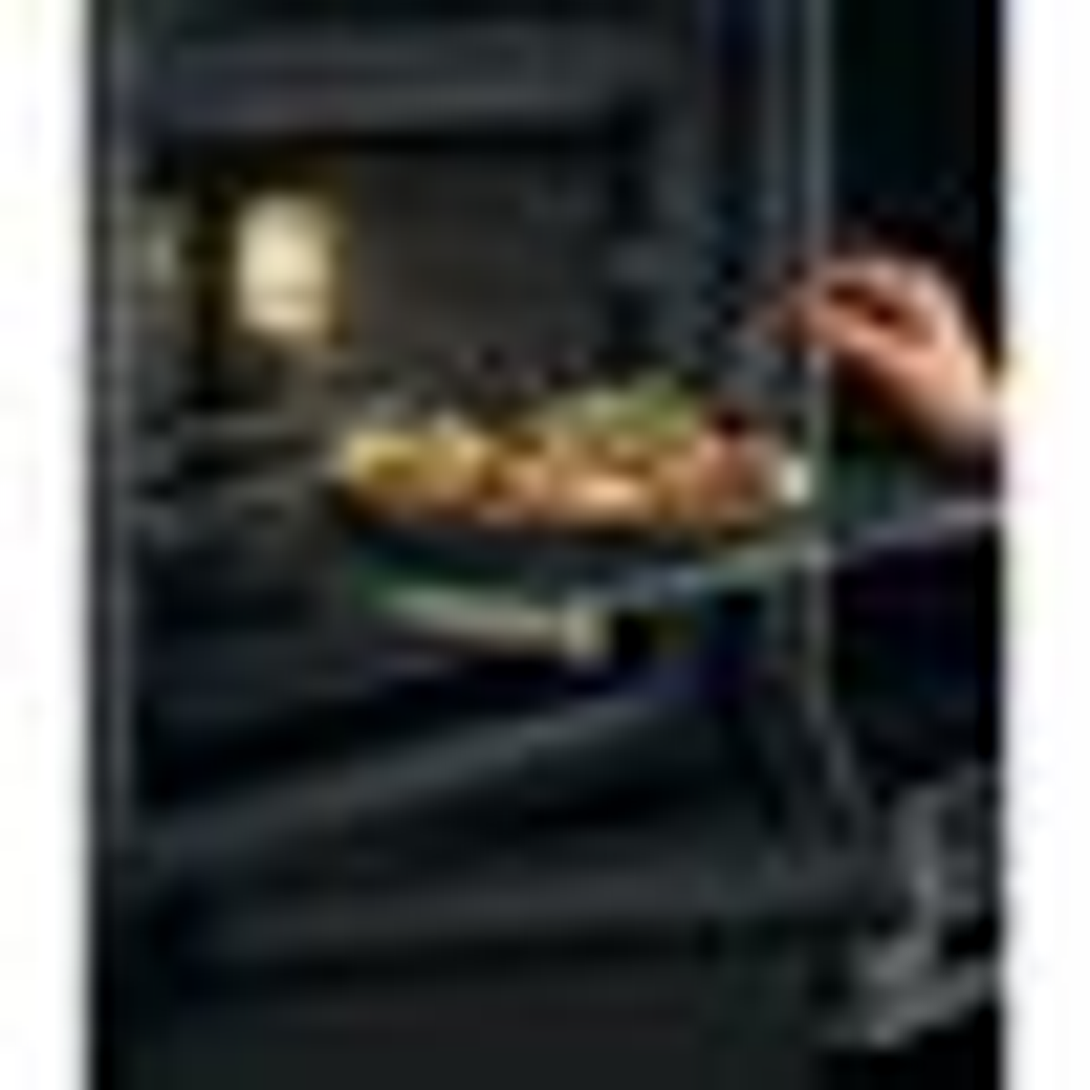 Primer plano del panel de control del horno con pantalla digital mostrando temperatura.