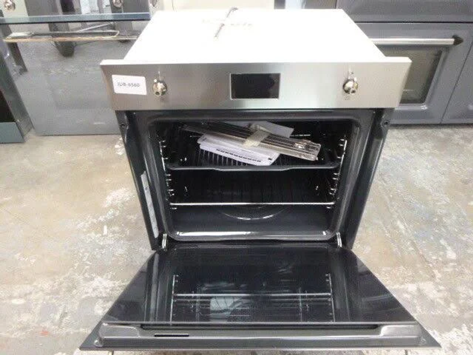 Horno con tres mandos y puerta de cristal. Acero inoxidable exterior.