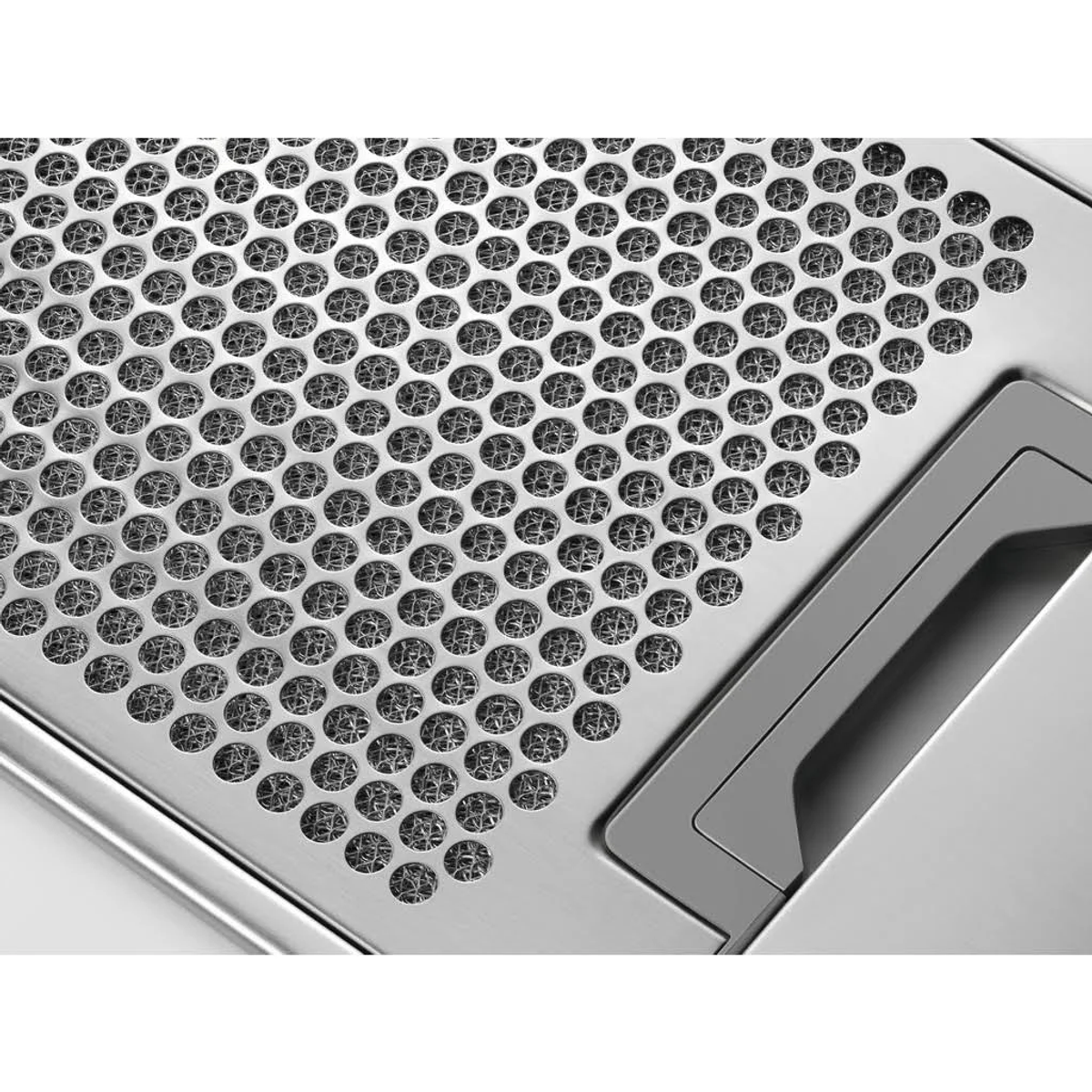 Primo piano di un filtro per cappa in acciaio inox con numerosi piccoli fori.