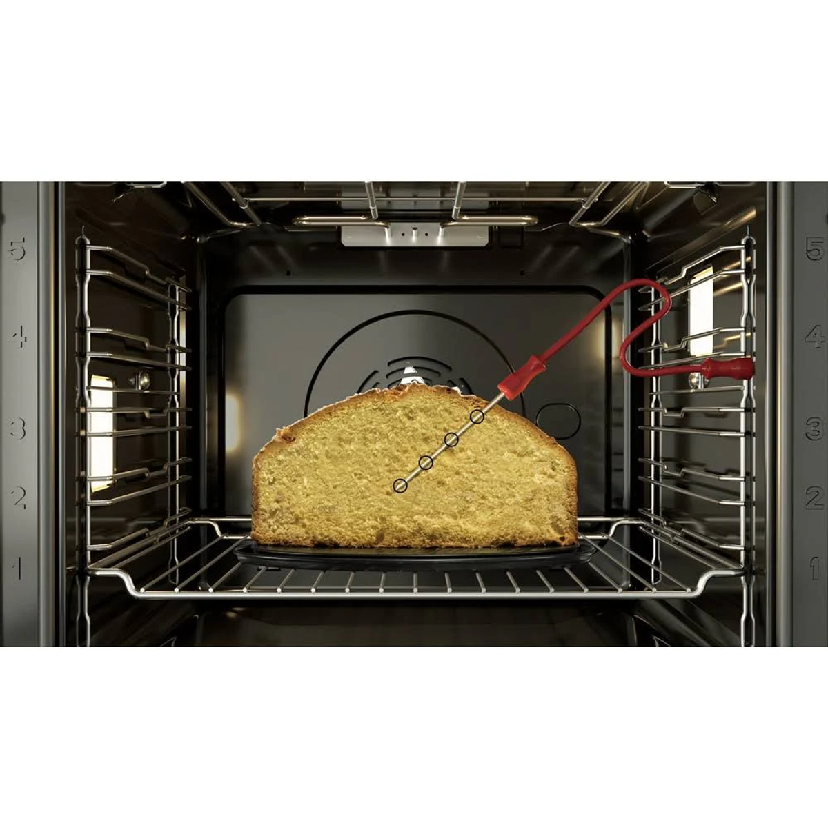 Un pastel a medio hornear en un horno con una sonda de temperatura insertada. El horno está encendido.