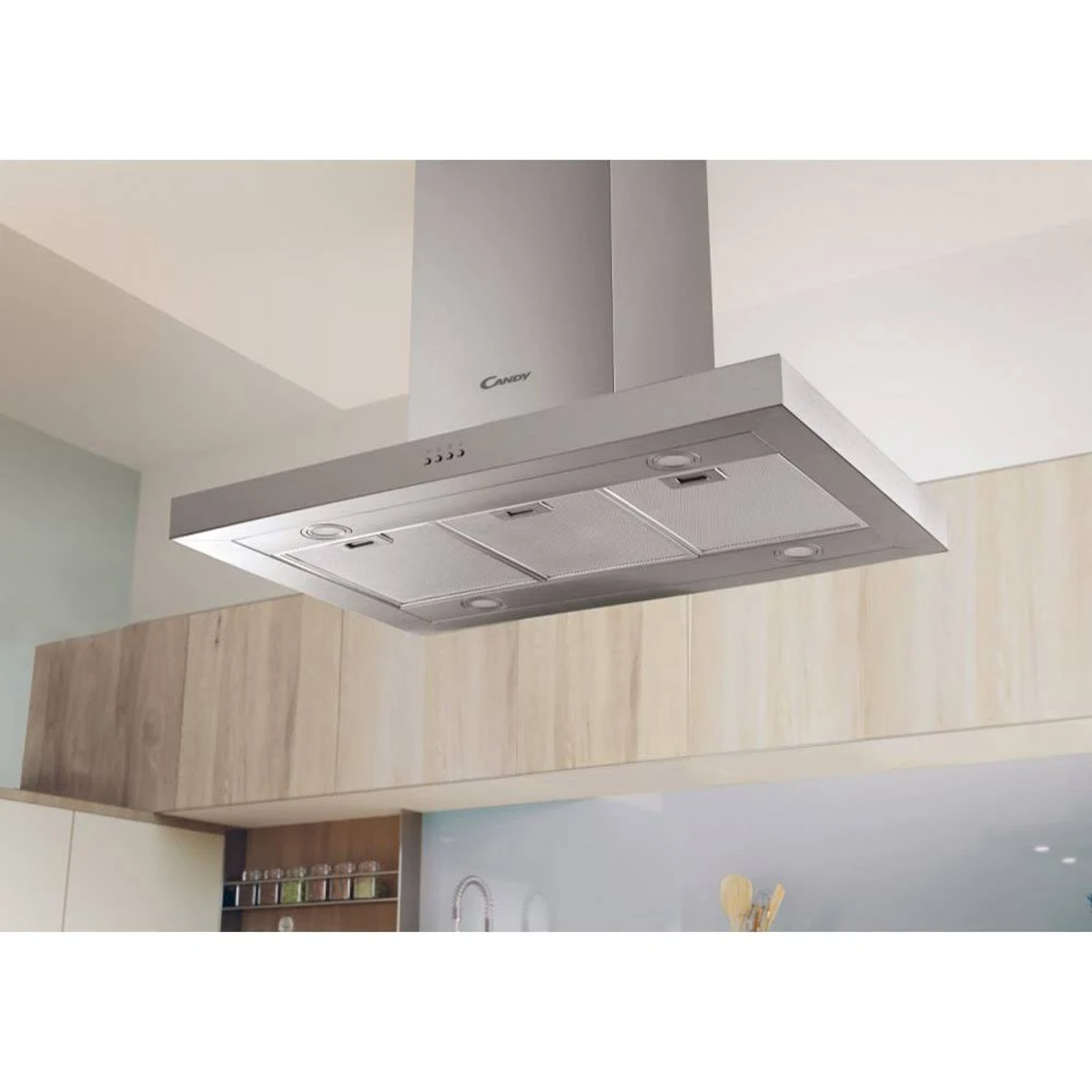 Cappa Candy argentata in cucina, montata a soffitto, con luci e filtri.