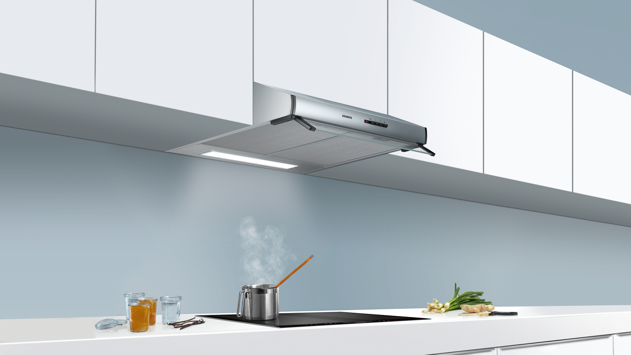 Zbliżenie panelu sterowania piekarnika z pokrętłem i wyświetlaczem.