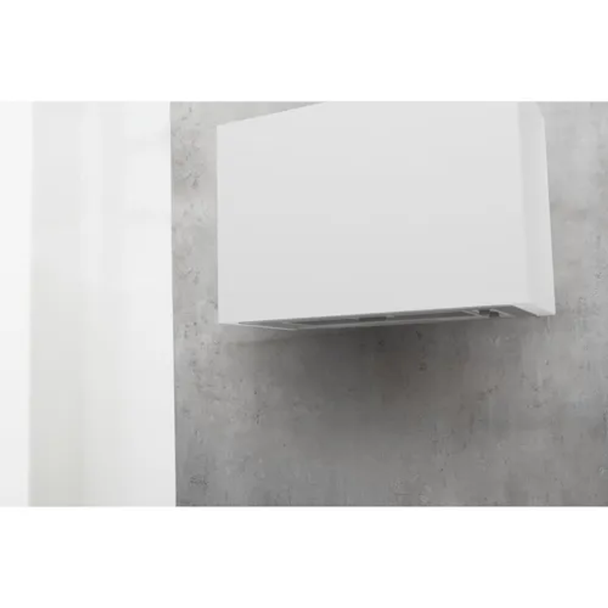 Biały okap kuchenny zamontowany na szarej ścianie z fakturą.