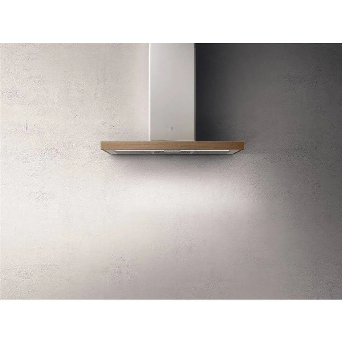 Cappa da cucina montata a parete sopra un ripiano in legno.
