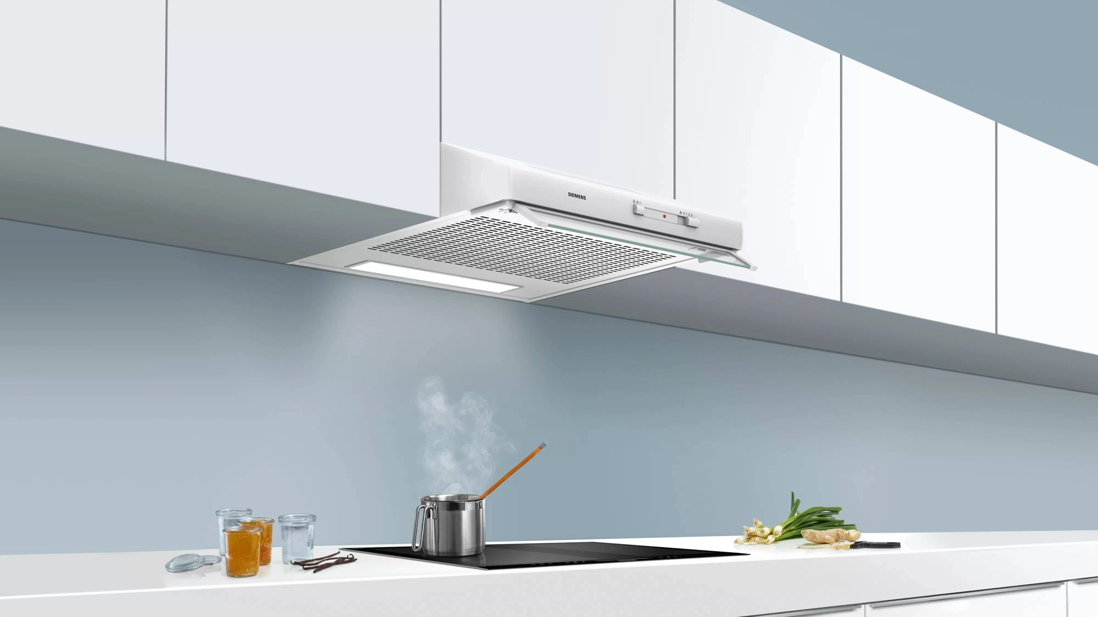 Cocina con olla, vapor y campana extractora Siemens.