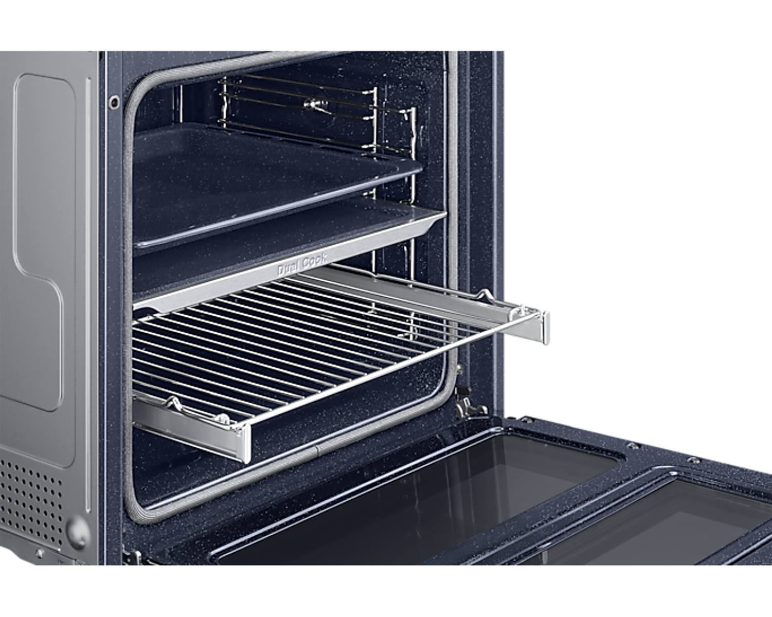 Interior de un horno con rejillas y una bandeja, mostrando el interior.