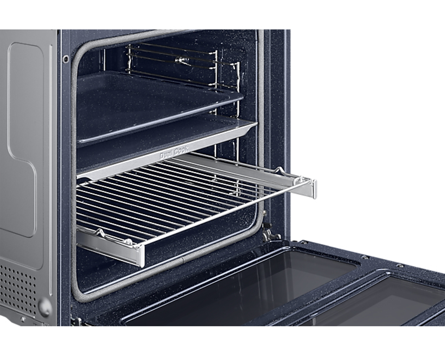 Interior del horno con estantes, rejillas y Dual Cook.