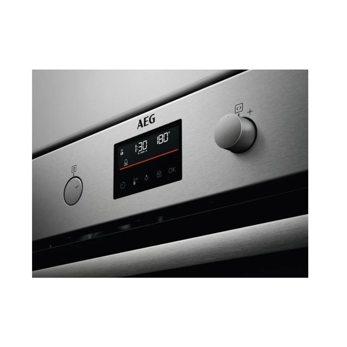Primer plano del panel de control de un horno con pantalla, botones y dial. Marca AEG.