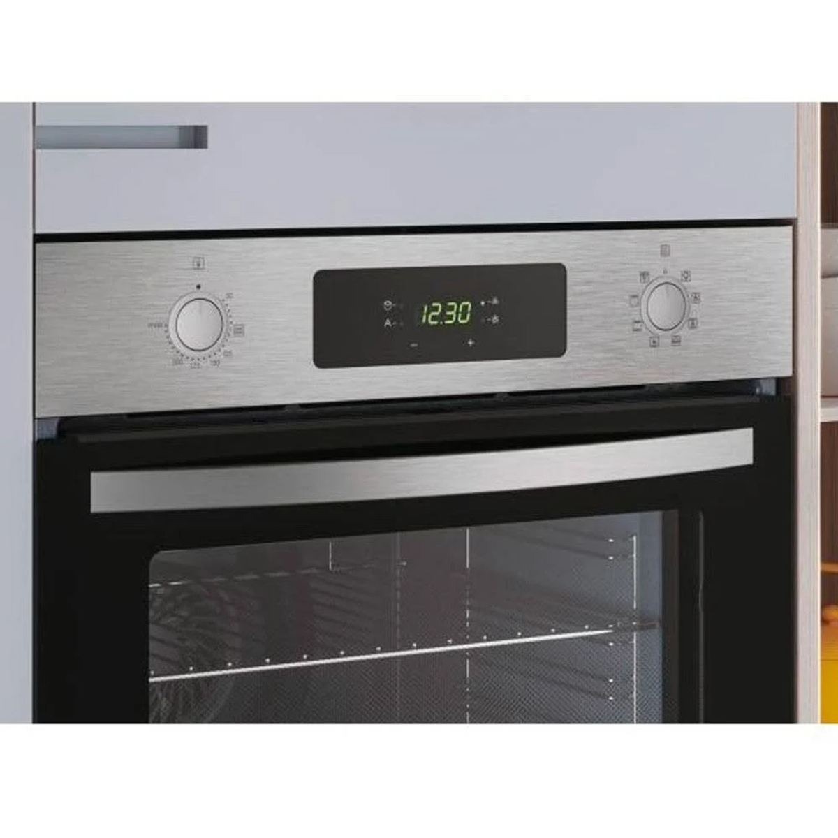Una parte anteriore del forno con display digitale e manopole di controllo. L'ora è 12:30.