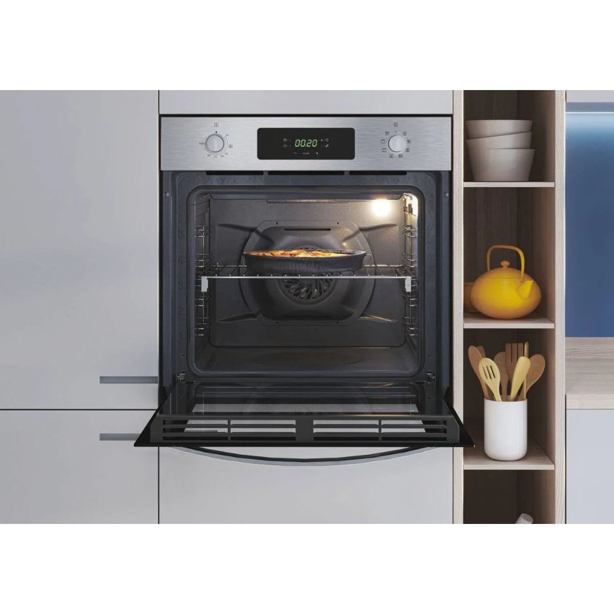 Un forno con la porta aperta. All'interno, c'è un vassoio con cibo e luci.