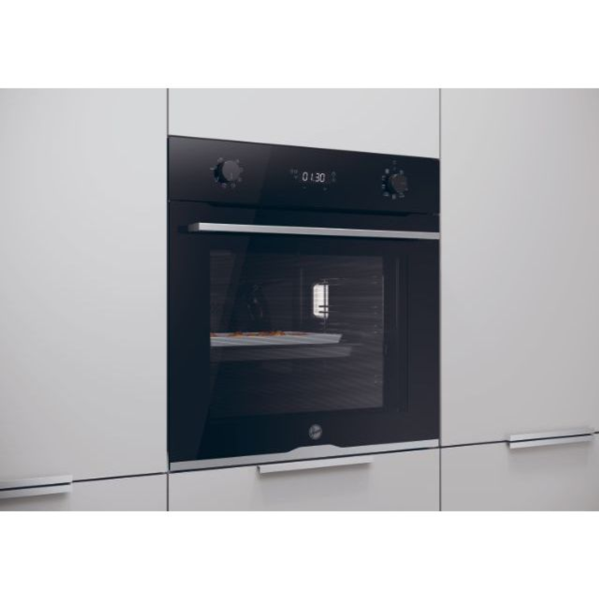 Forno integrato in un mobile da cucina. Porta nera, display digitale e manopole visibili.