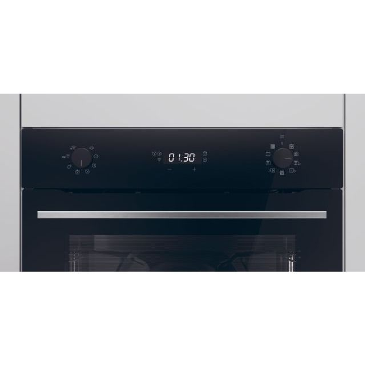 Pannello comandi forno nero con display digitale che mostra 01:30 e due manopole. Il marchio non è visibile.