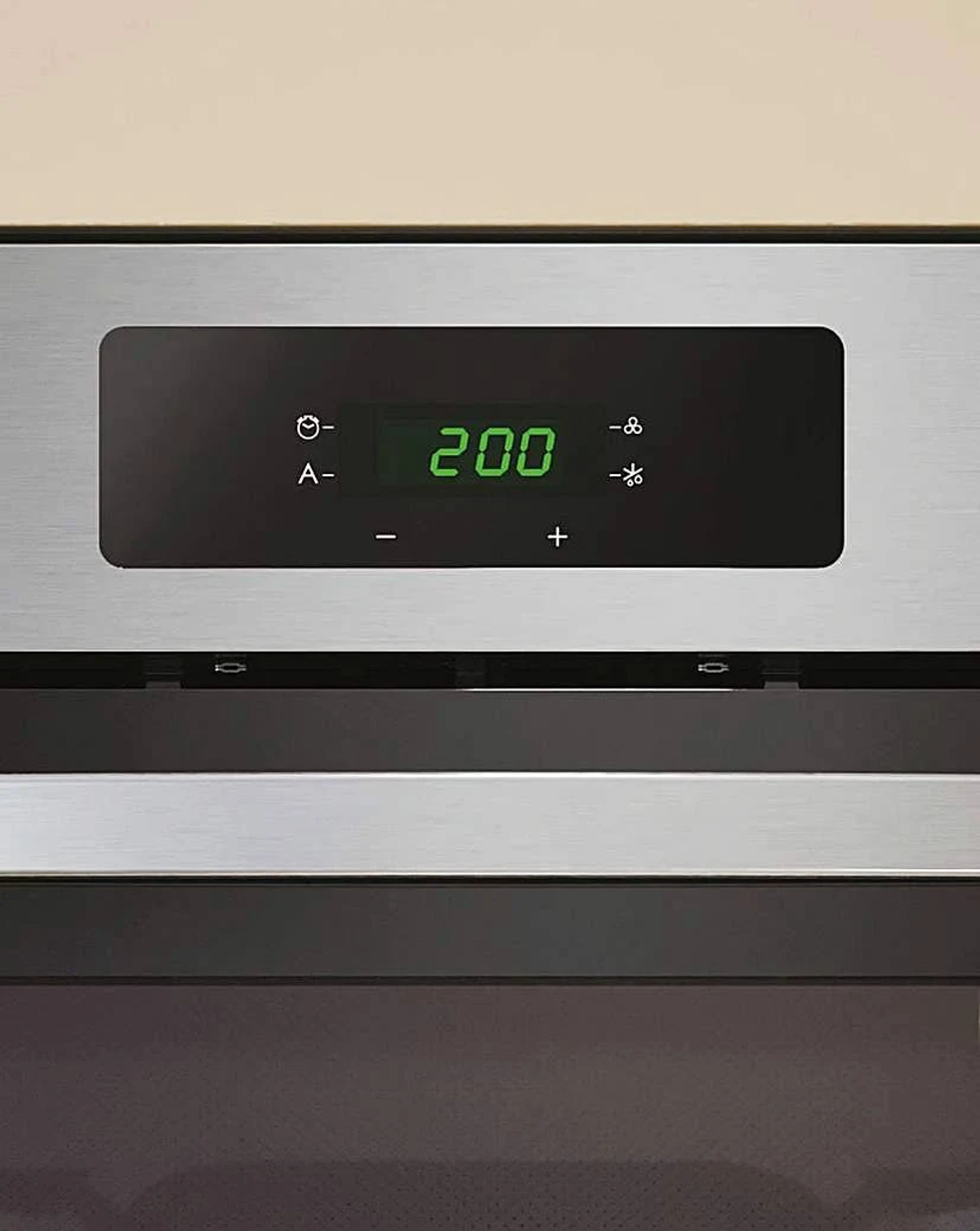 Primo piano del display del forno, che mostra 200 gradi Celsius.