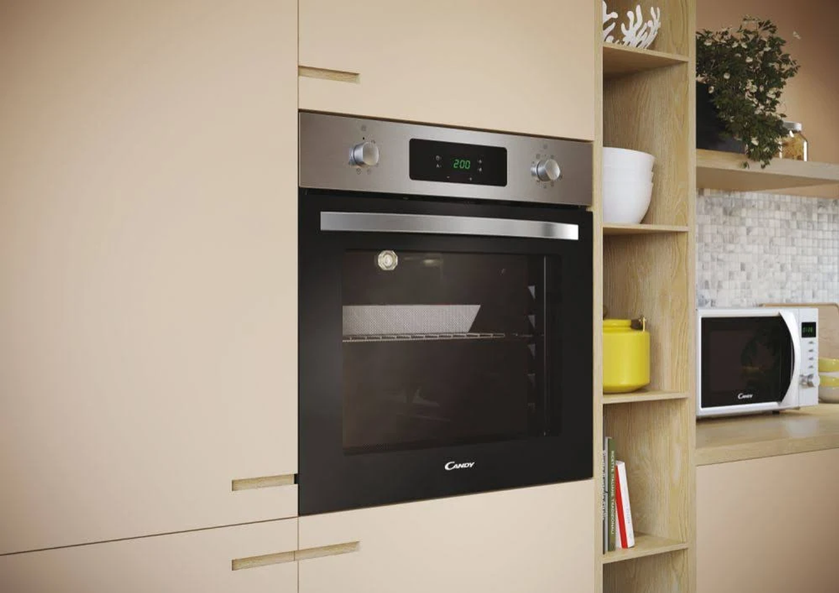Forno in acciaio inox incassato in un mobile. Un microonde e una mensola visibili sullo sfondo.