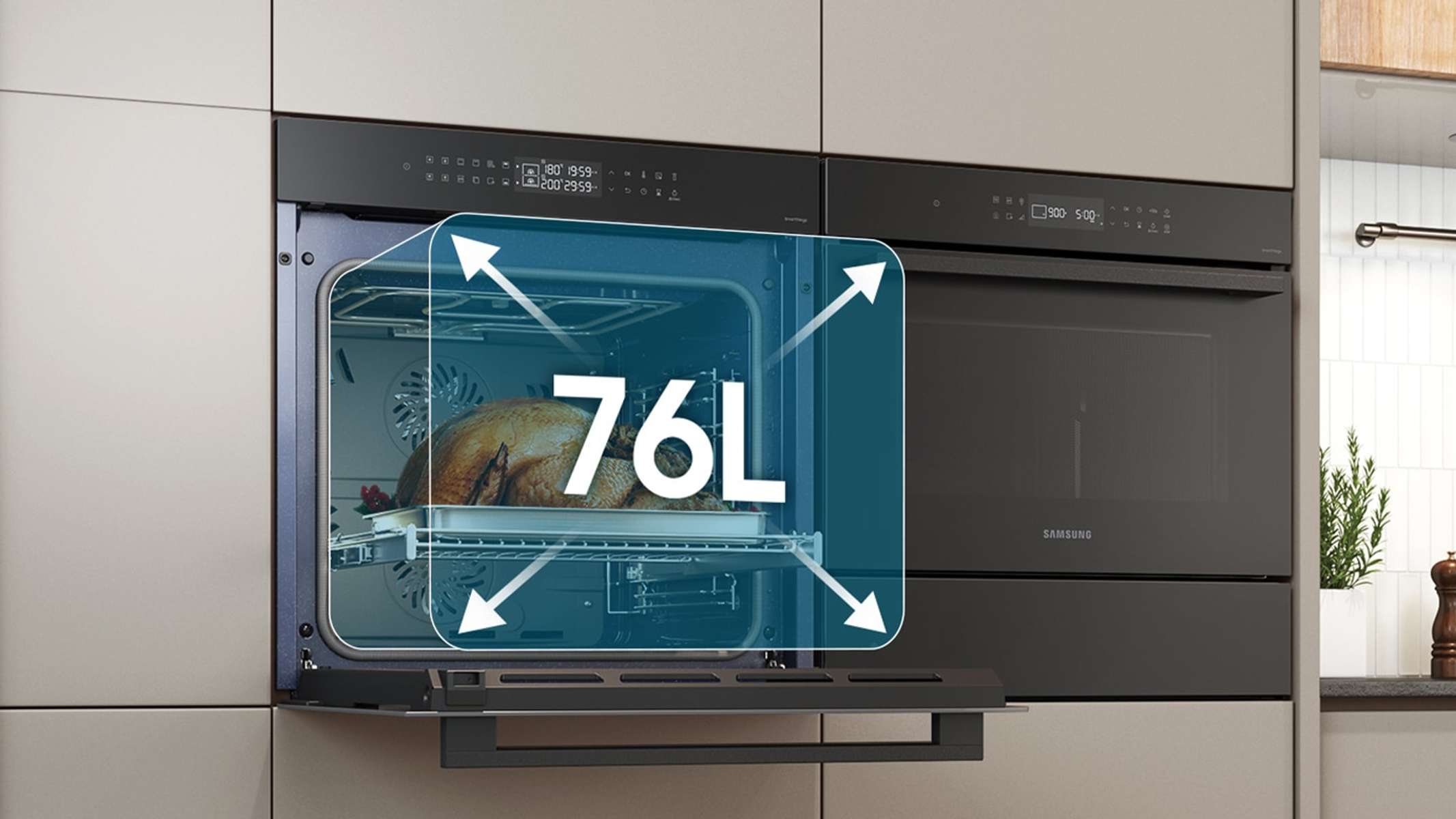 Un horno con una etiqueta de capacidad de 76L. Un pavo cocinado está en una bandeja dentro del horno.