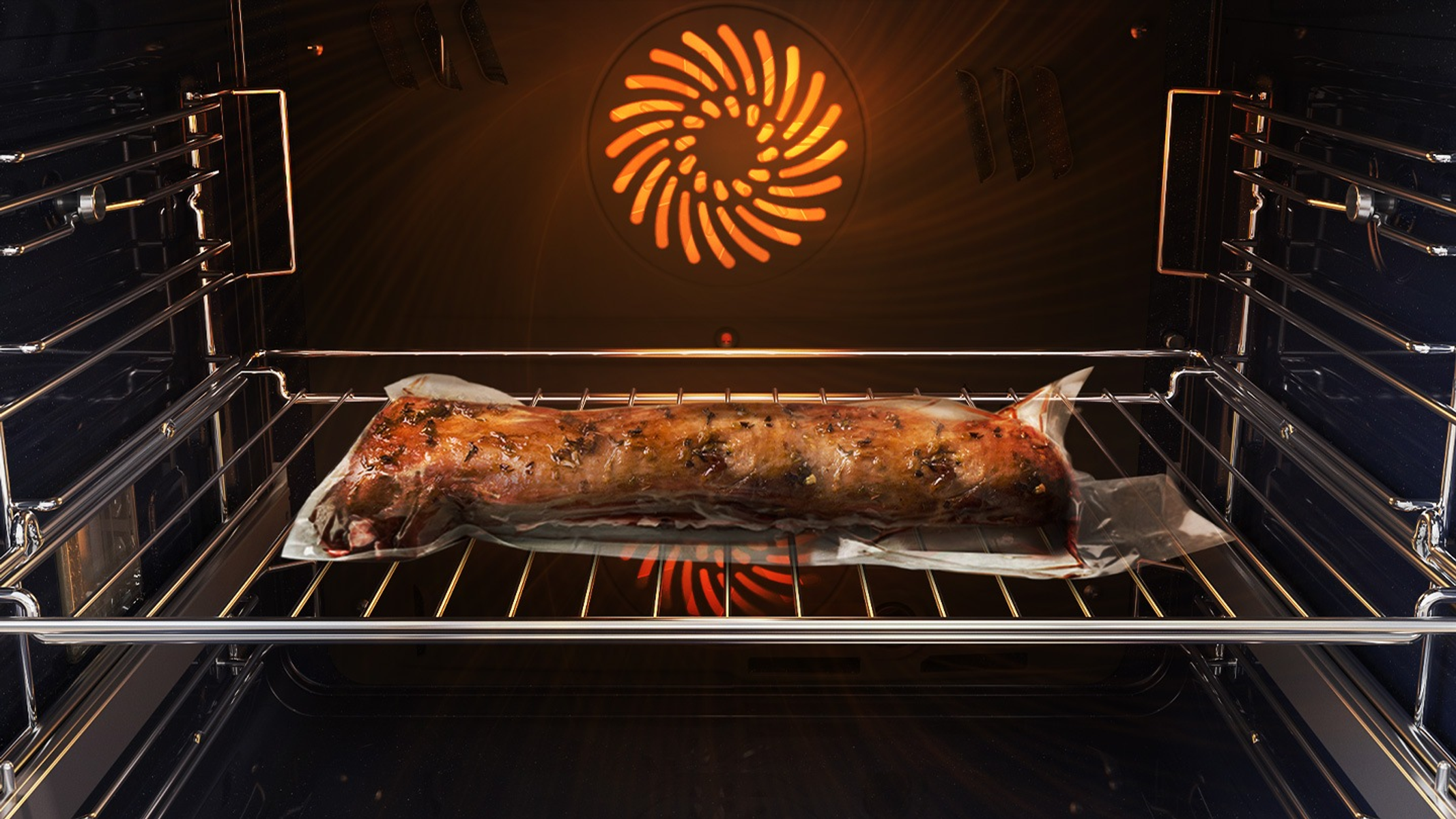 All'interno di un forno, una carne arrosto avvolta nella plastica è su una griglia. Il forno è scuro, con elemento riscaldante.