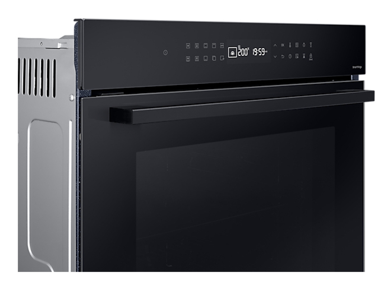 Primer plano del panel de control de un horno negro con pantalla digital mostrando la hora.