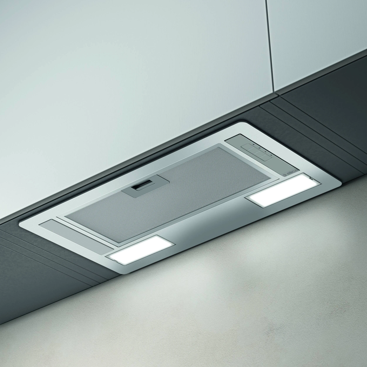 Cappa aspirante con due luci e un filtro a rete. È montata su un soffitto grigio.