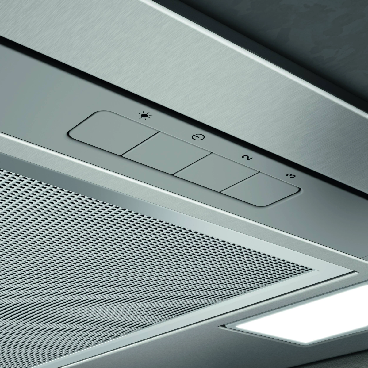 Primo piano di una cappa in acciaio inox con pulsanti e filtro a rete.