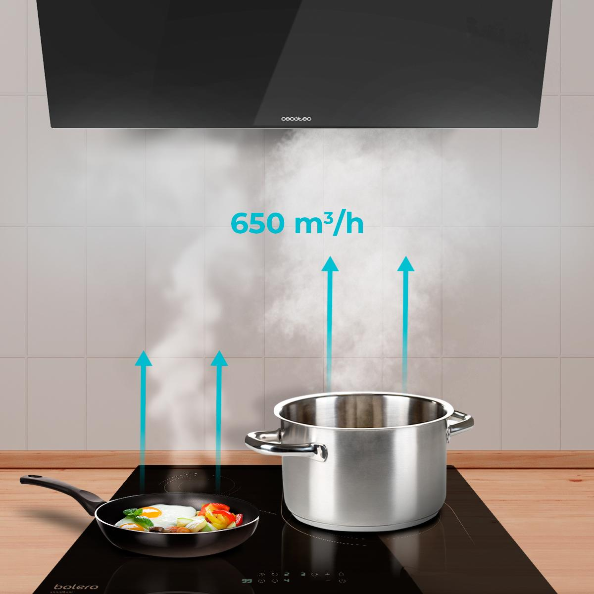 Scena di cucina, piano cottura a induzione nero, padella con uovo, pentola con vapore.