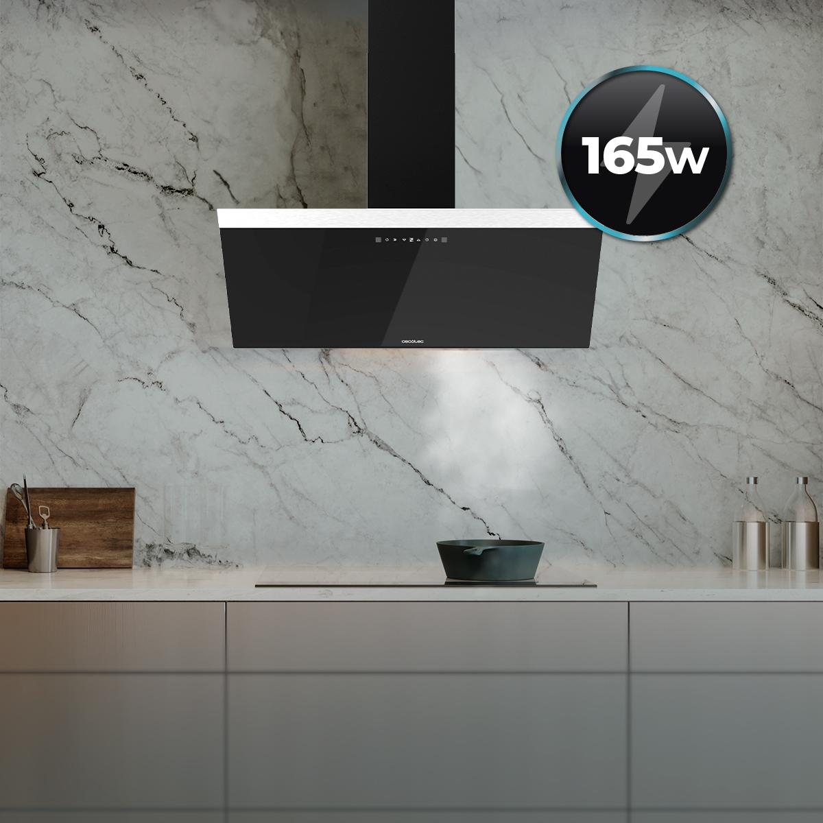 Cucina con cappa nera, alzatina in marmo bianco e piano cottura nero; potenza 165W.
