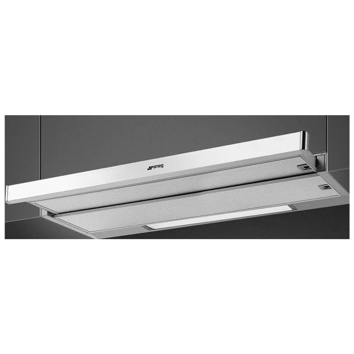 Una campana extractora de acero inoxidable con el logo de Smeg, montada en una pared gris oscuro. Es rectangular con un filtro de malla.