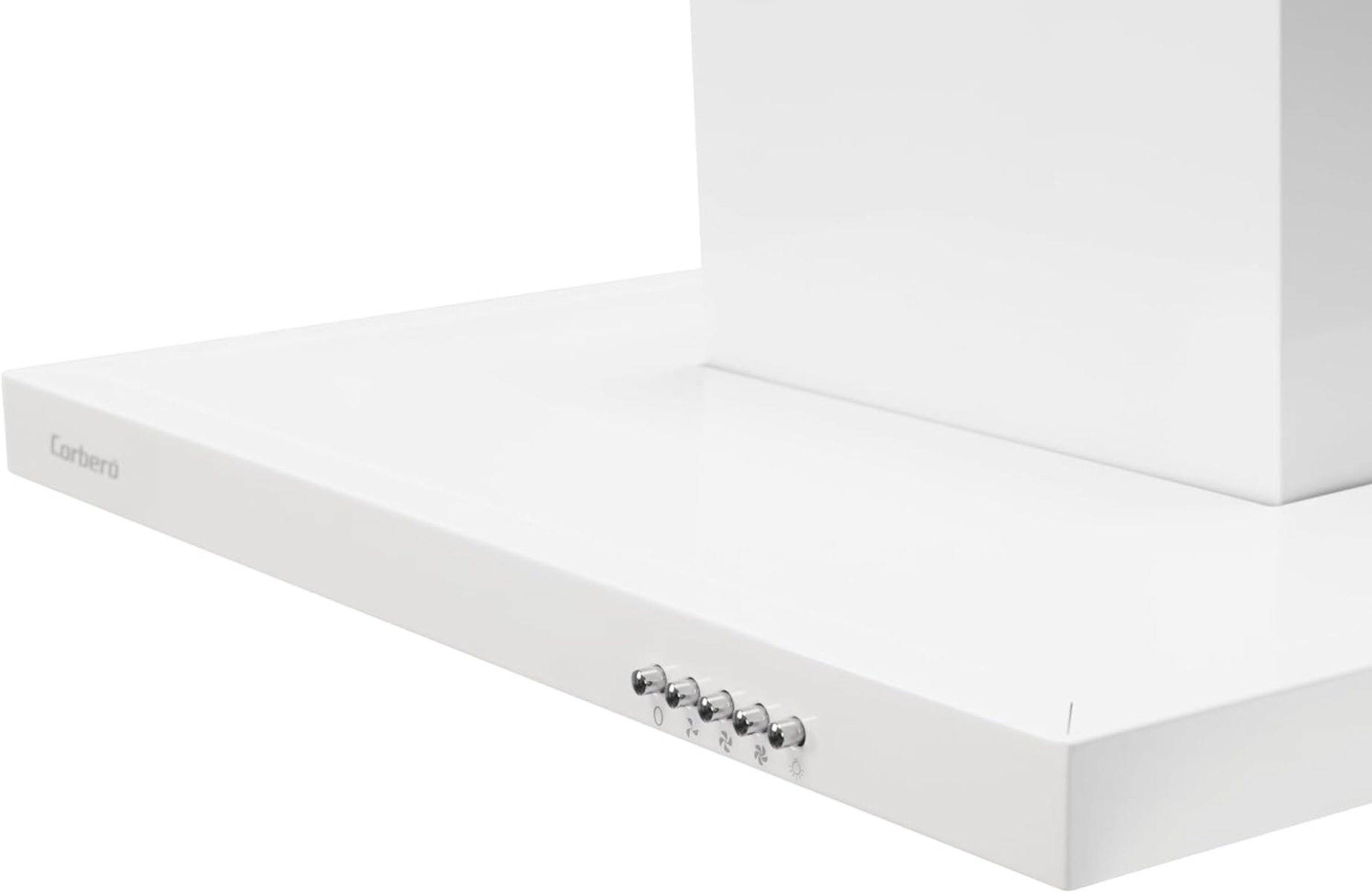 Primer plano de un panel de control blanco de campana extractora. Tiene botones y la marca 'Corberó'.