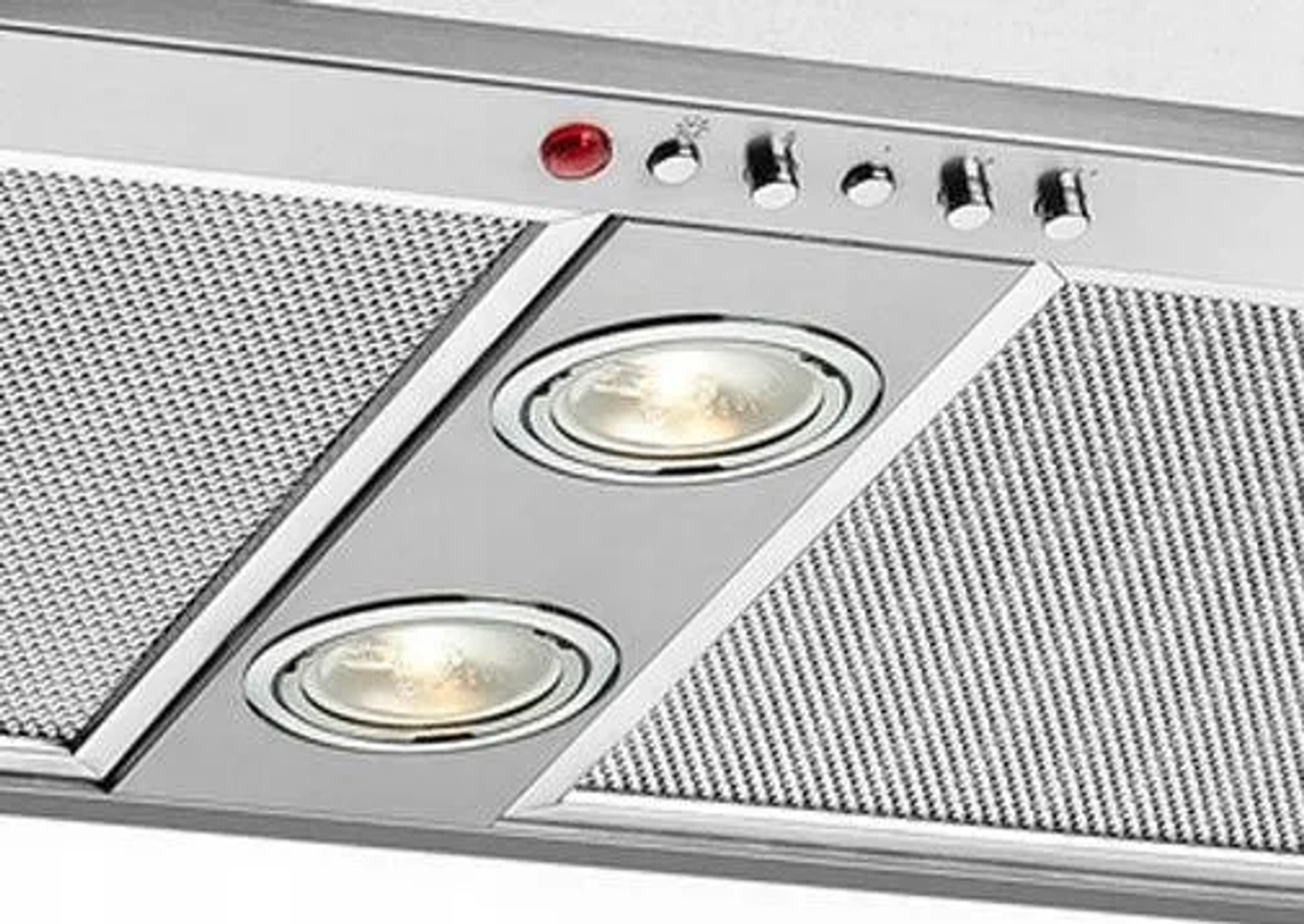 Cappa argentata con due luci. Ha filtri a rete e pulsanti di controllo.