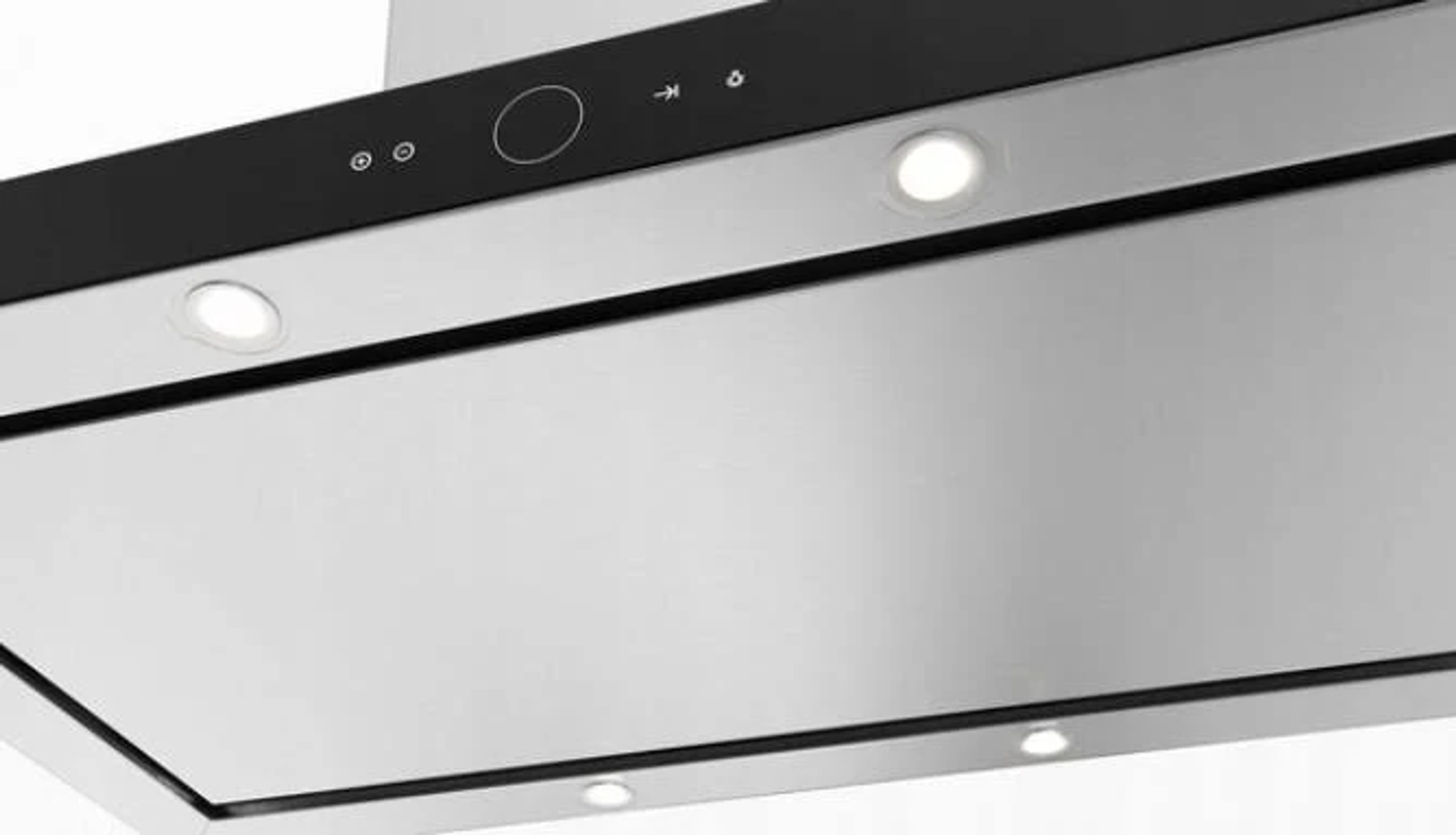 Primo piano di una cappa da cucina con luci. Superficie in acciaio inox.