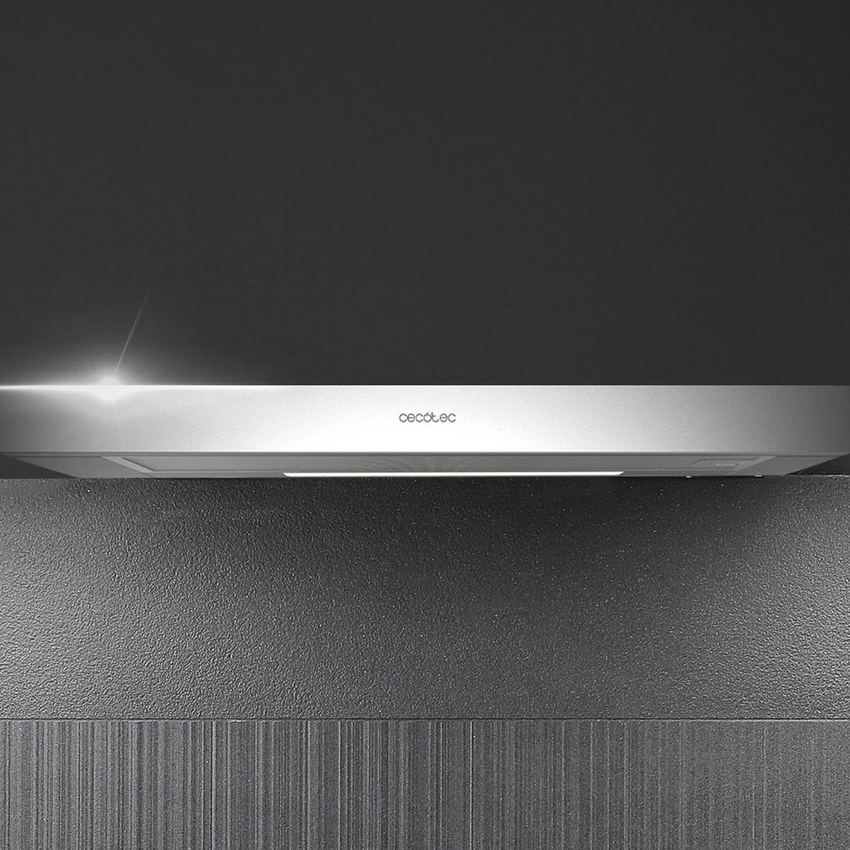 Cappa in acciaio inossidabile installata su una parete strutturata grigio scuro. Ha un design elegante e moderno.