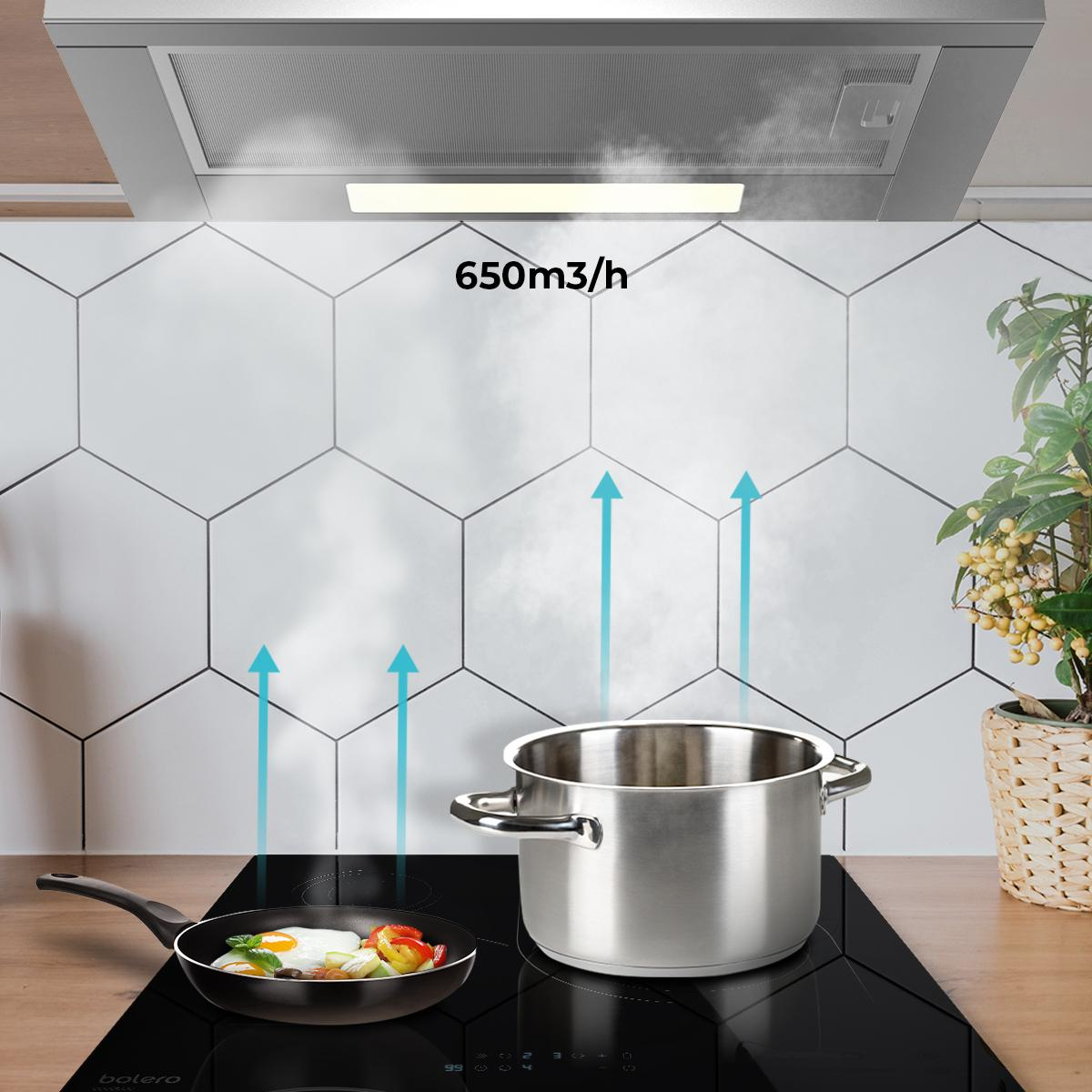 Scena cucina: cappa, cottura con uovo e padella.