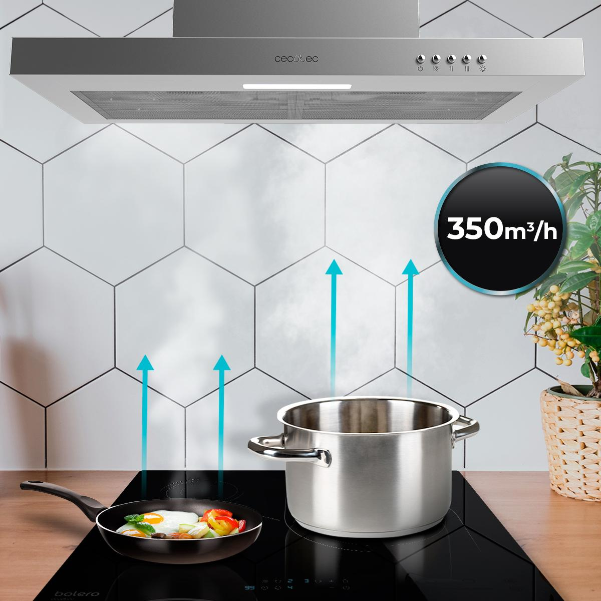 Escena de cocina con campana, olla en vitrocerámica y vapor ascendente. 350m3/h.