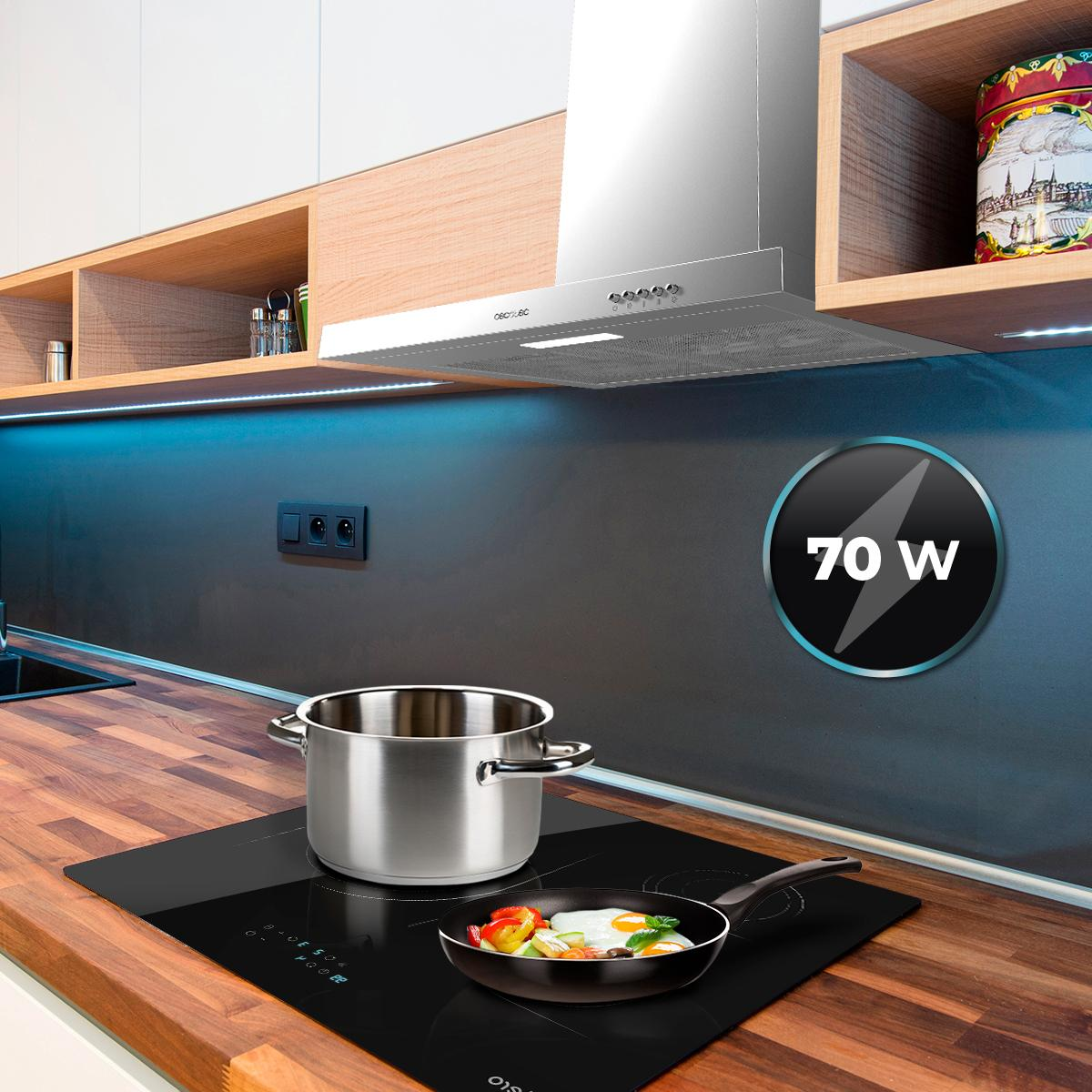 Escena de cocina con campana extractora, sartén con comida en vitrocerámica.