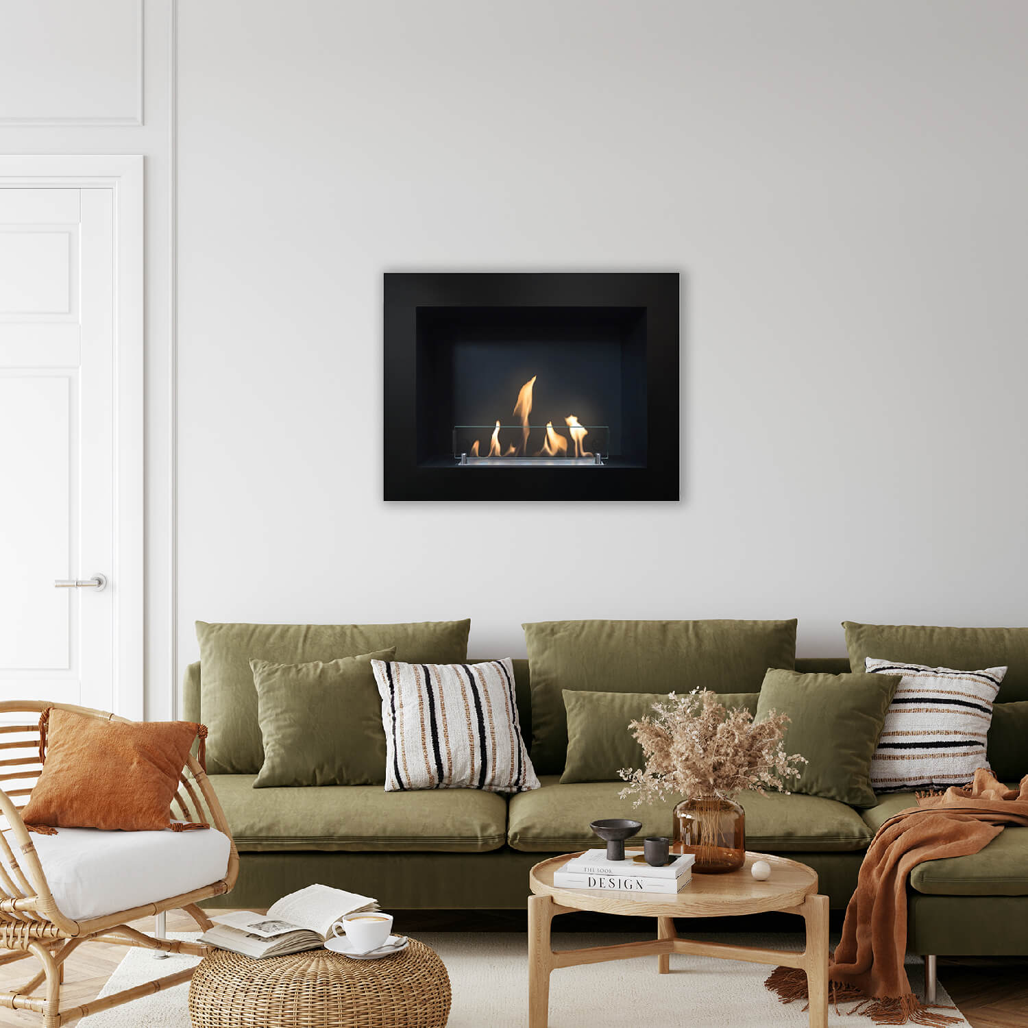 Een woonkamer met olijfgroene bank, open haard en houten salontafel met boeken en decoratie.
