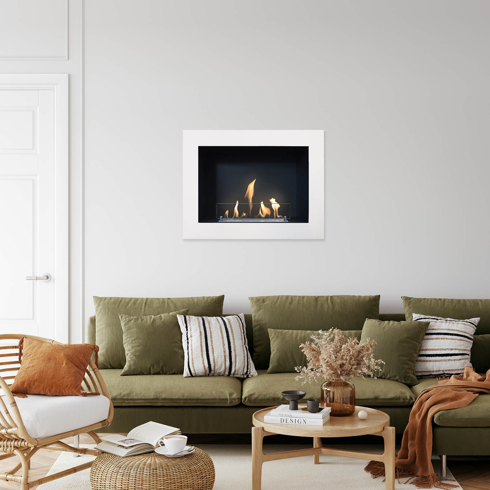 Woonkamer met open haard, groene bank, houten tafel en geweven stoel. Vlammen branden in de open haard.