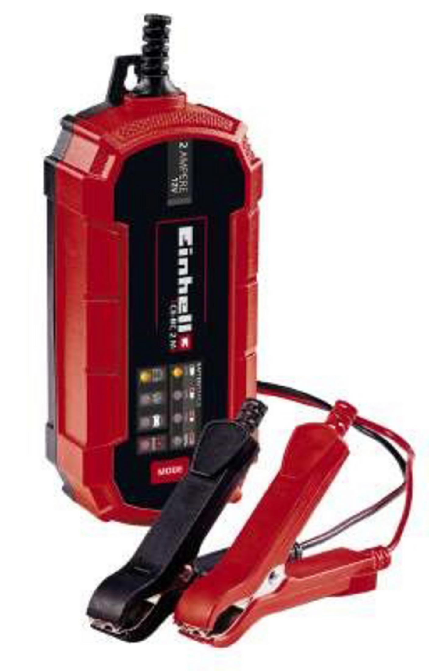 Rotes und schwarzes Batterieladegerät mit Klemmen.