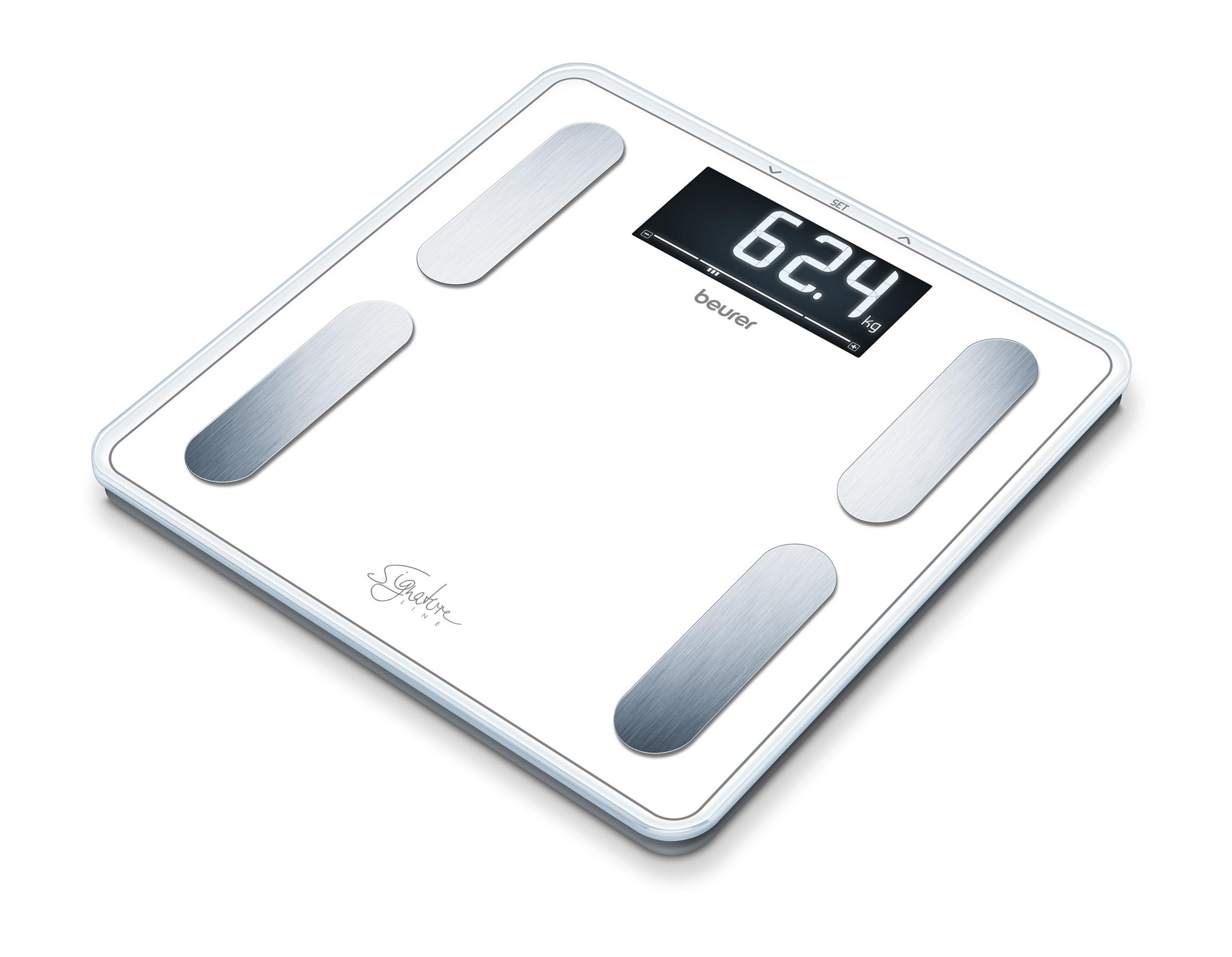Weiße digitale Badezimmerwaage. Zeigt Gewichtsanzeige 62,4 kg. Vier silberne Pads für Füße. Beurer Signature Line Logo.