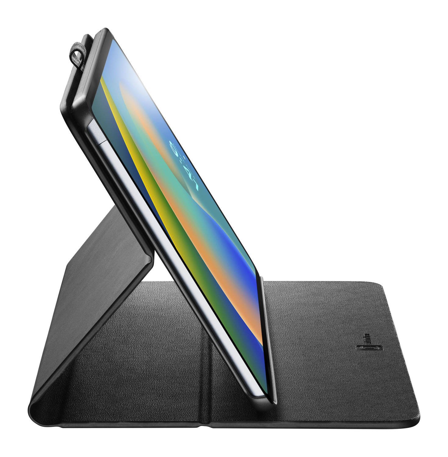 Tablette noire dans un étui en cuir, soutenue pour la visualisation.