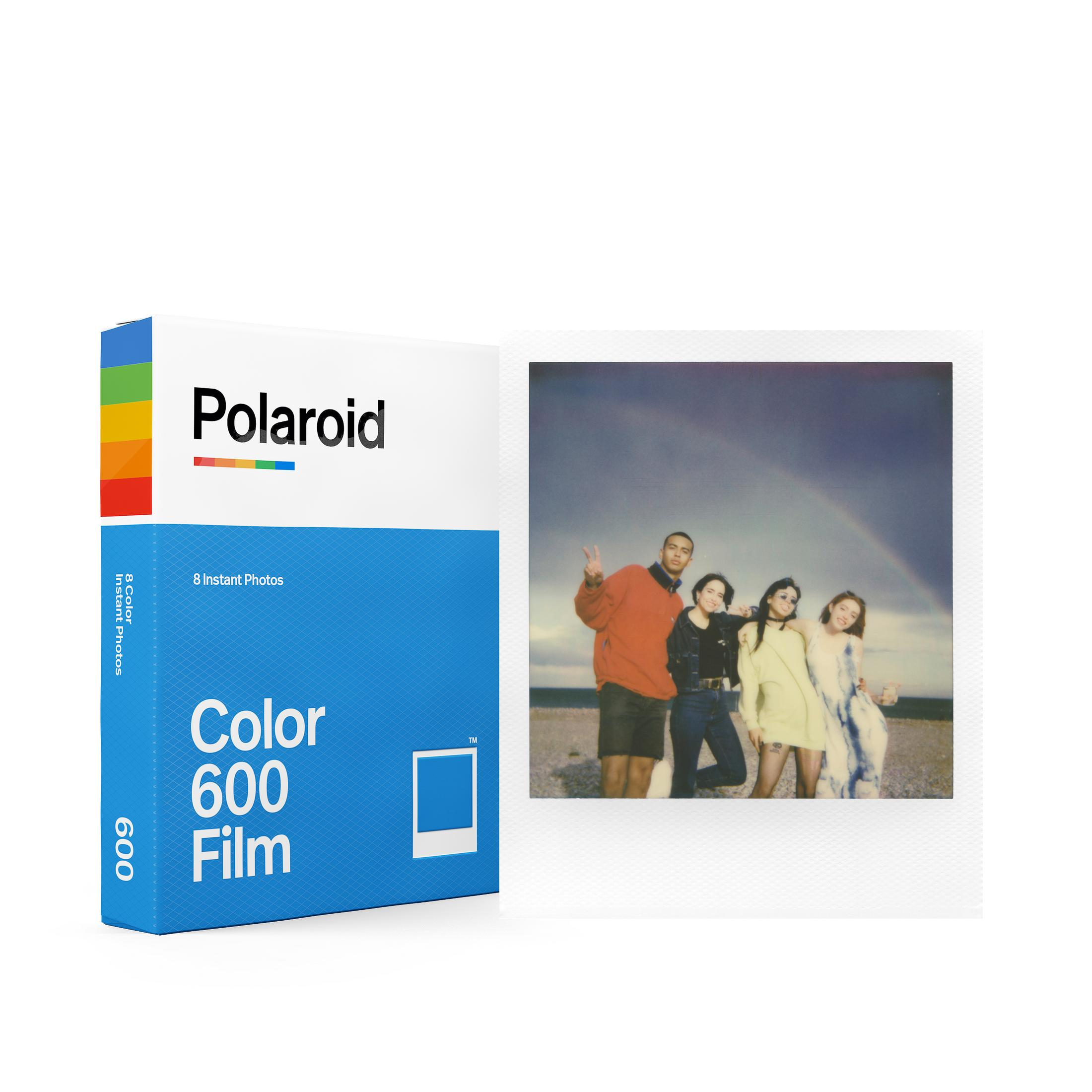 Polaroid film kutusu ve gökyüzünde bir gökkuşağı ve bir grup insan içeren fotoğraf.